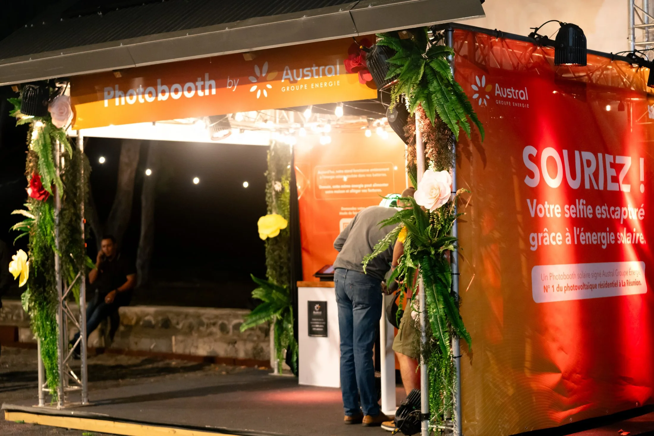 Solar Booth Austral Groupe Énergie (photobooth à l'énergie solaire) au SAKIFO Musik Festival, La Réunion — vue grand angle du stand