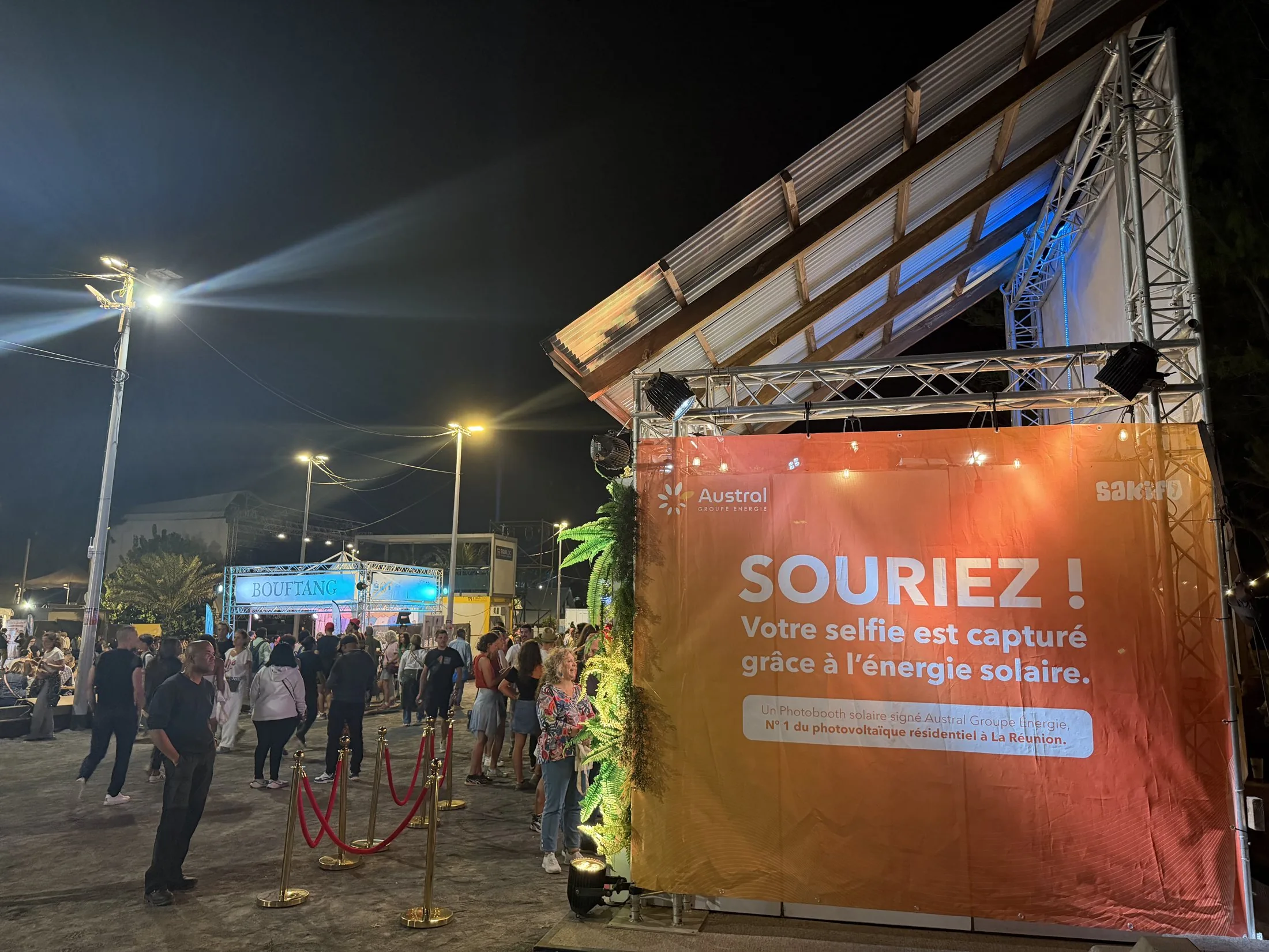 Solar Booth Austral Groupe Énergie (photobooth à l'énergie solaire) au SAKIFO Musik Festival, La Réunion — file d'attente devant la bâche « Souriez ! »