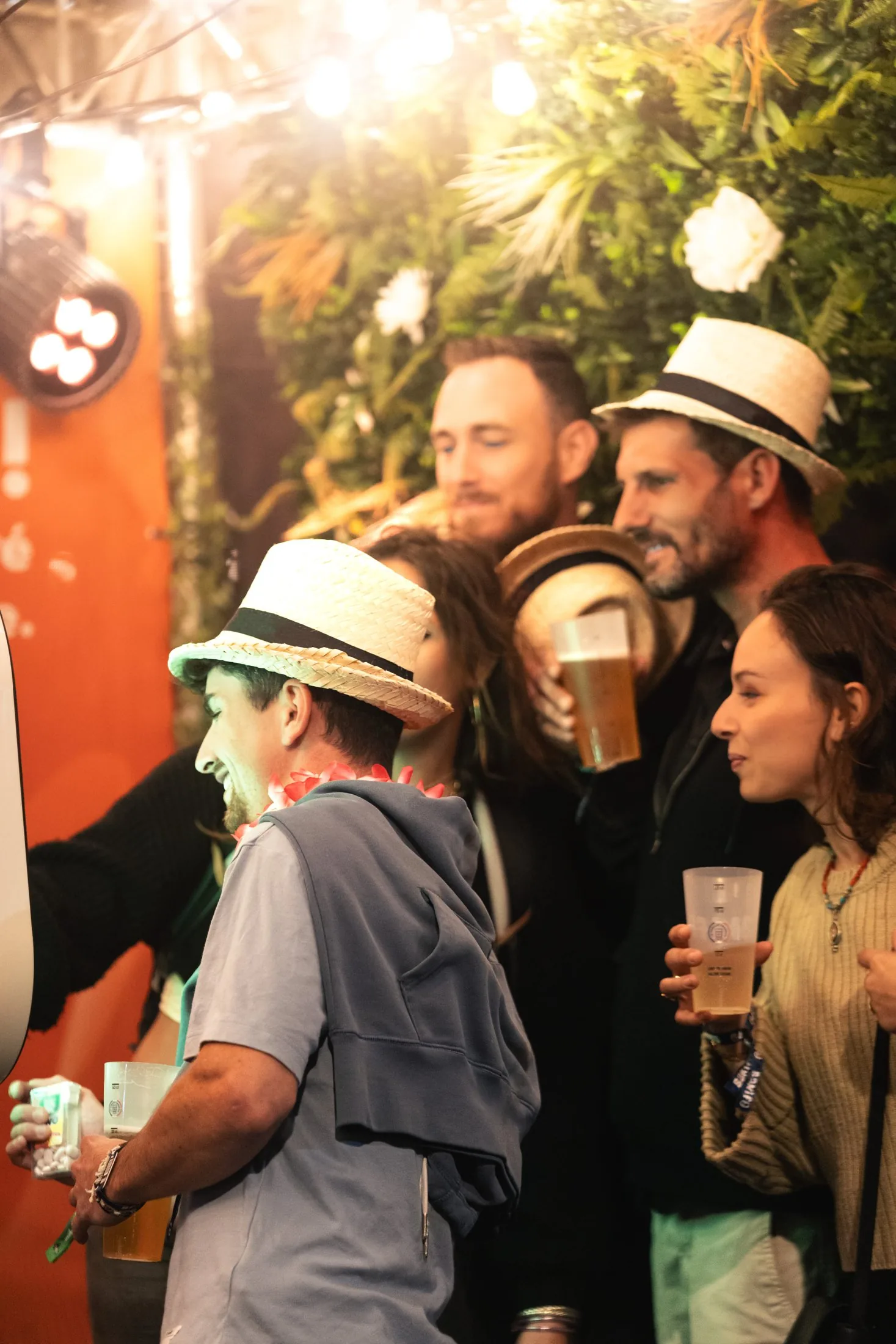 Solar Booth Austral Groupe Énergie (photobooth à l'énergie solaire) au SAKIFO Musik Festival, La Réunion — festivaliers devant le mur végétal