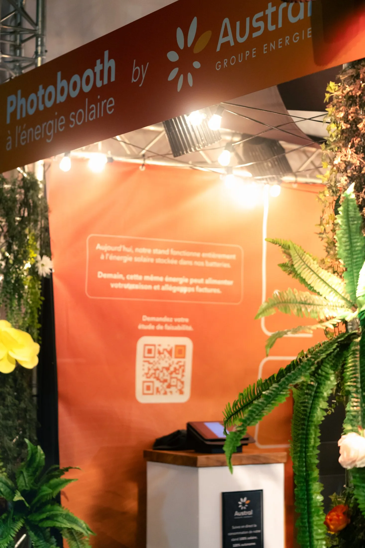 Solar Booth Austral Groupe Énergie (photobooth à l'énergie solaire) au SAKIFO Musik Festival, La Réunion — panneau solaire, batterie et QR code d'étude de faisabilité