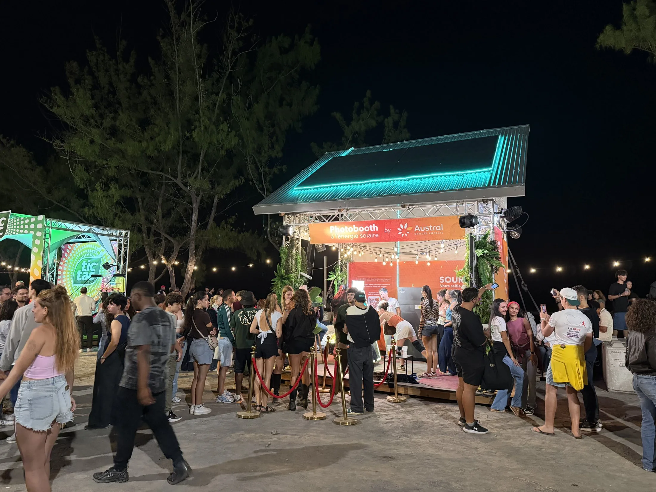Solar Booth Austral Groupe Énergie (photobooth à l'énergie solaire) au SAKIFO Musik Festival, La Réunion — file d'attente le soir, à côté du stand Tic Tac