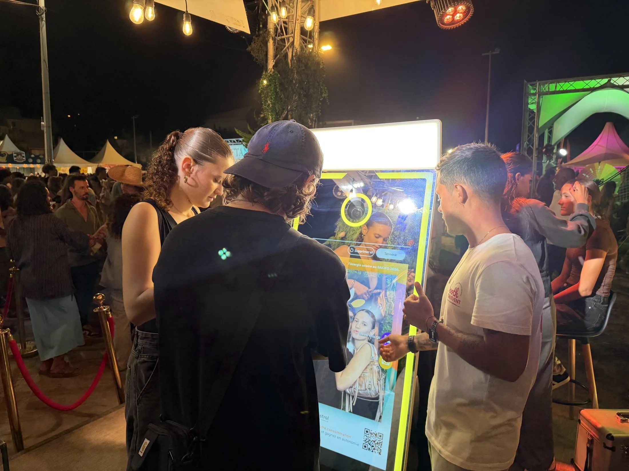 Solar Booth Austral Groupe Énergie (photobooth à l'énergie solaire) au SAKIFO Musik Festival, La Réunion — festivaliers découvrant leur selfie au miroir photobooth