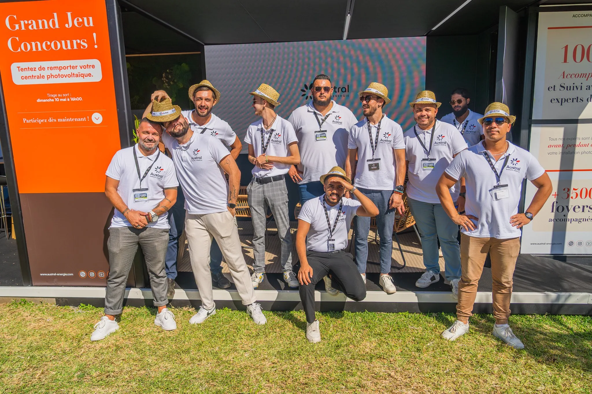 Stand Austral Groupe Énergie « 10 ans à vos côtés », La Réunion — l'équipe commerciale devant le Grand Jeu Concours