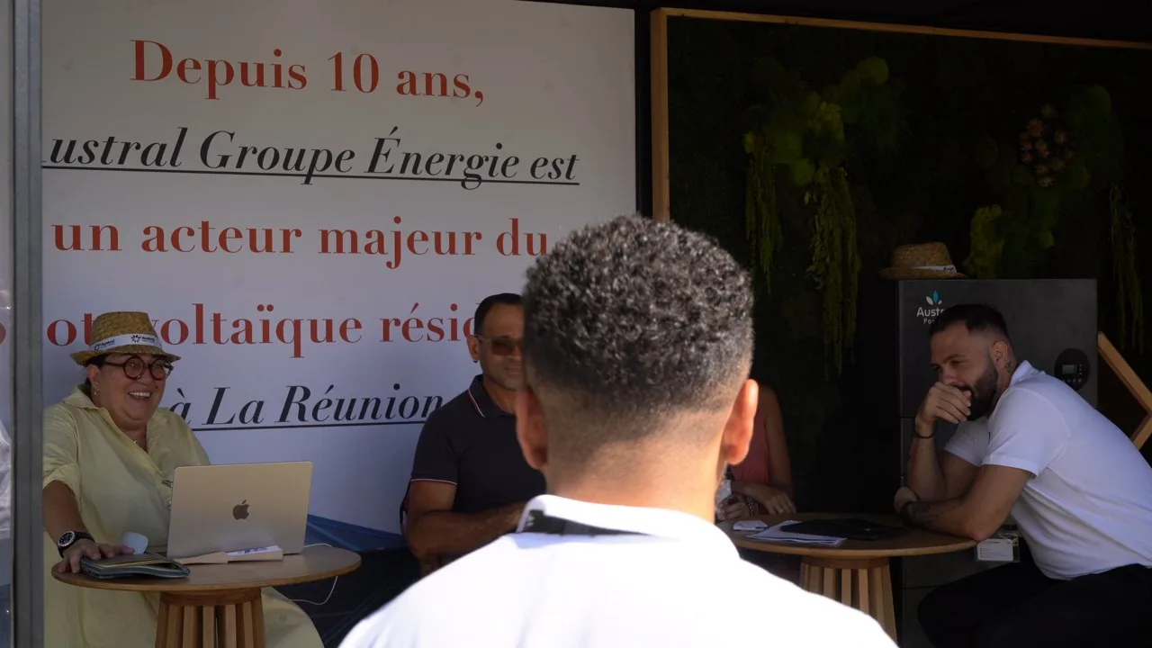Stand Austral Groupe Énergie « 10 ans à vos côtés », La Réunion — visiteurs accueillis par les conseillers