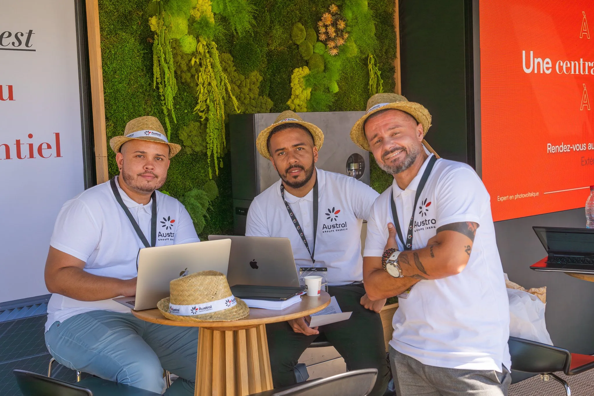 Stand Austral Groupe Énergie « 10 ans à vos côtés », La Réunion — conseillers devant le mur végétal et la batterie Austral Power