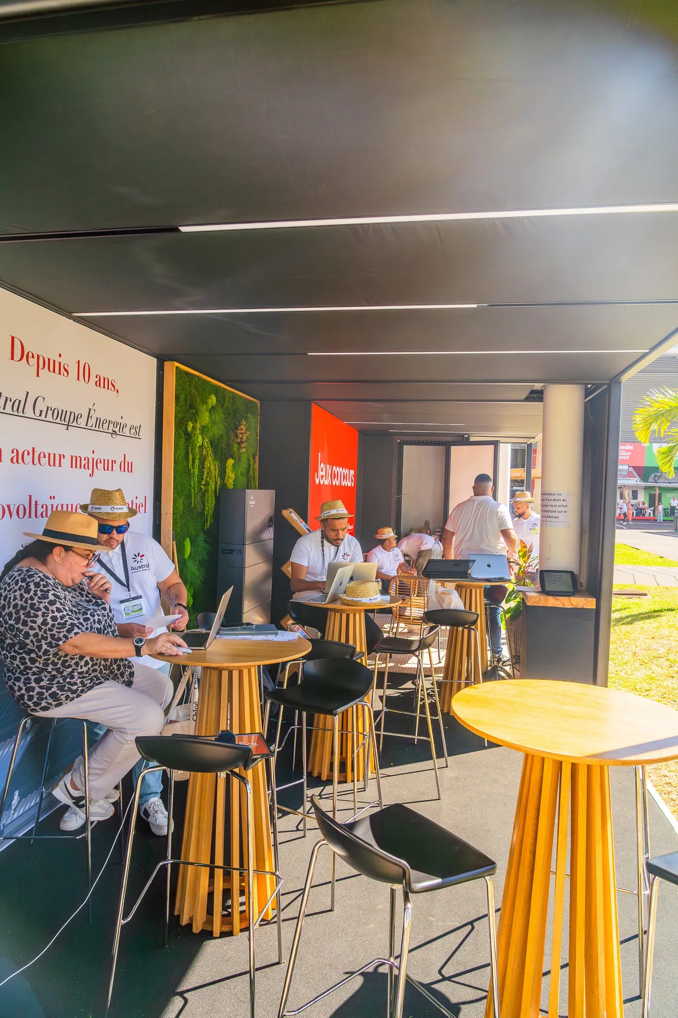 Stand Austral Groupe Énergie « 10 ans à vos côtés », La Réunion — espace rendez-vous et écran Jeux concours