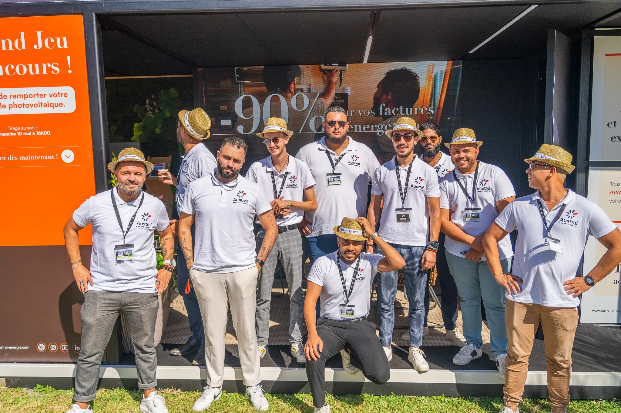 Stand Austral Groupe Énergie « 10 ans à vos côtés », La Réunion — l'équipe devant l'écran « -90 % sur vos factures énergétiques »