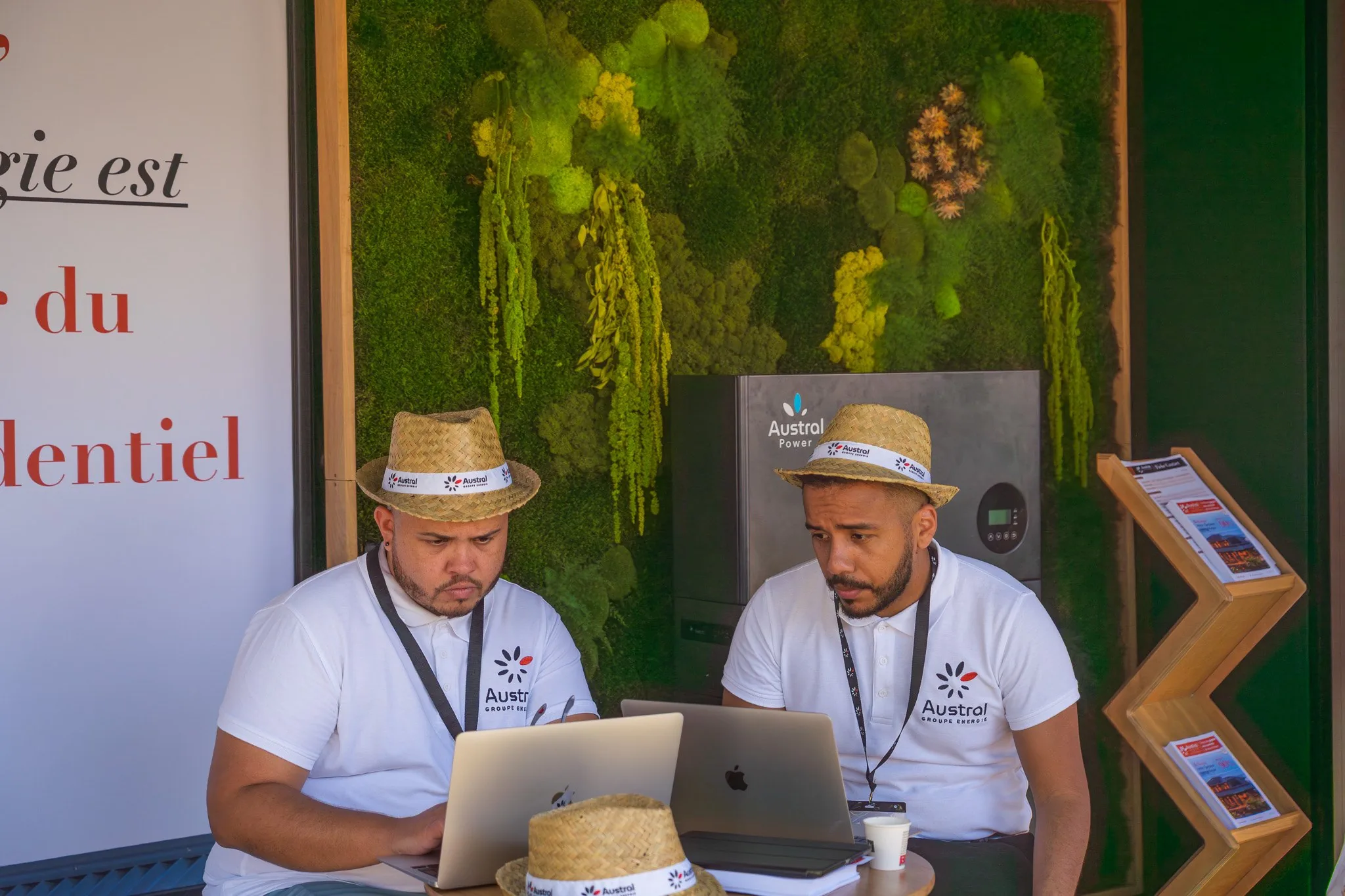Stand Austral Groupe Énergie « 10 ans à vos côtés », La Réunion — conseillers en rendez-vous devant le mur végétal