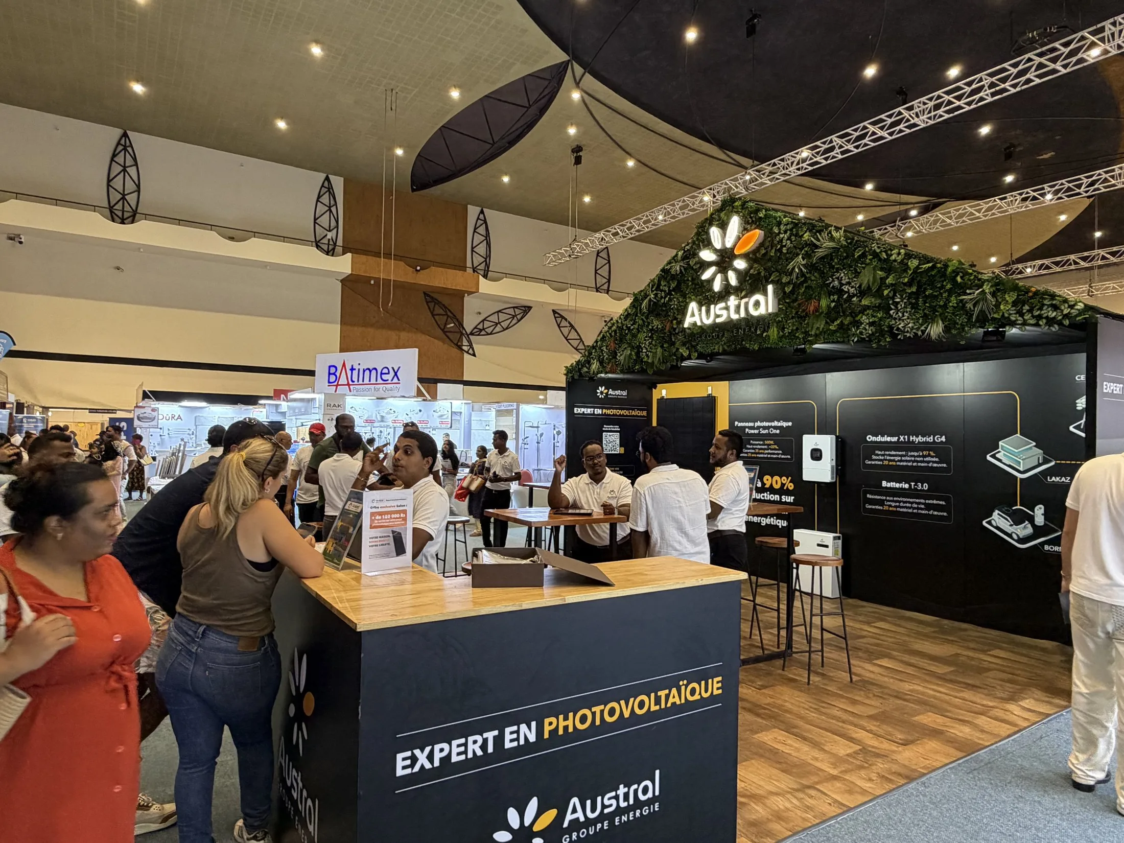 Stand Austral Groupe Énergie « Expert en photovoltaïque » en salon — affluence