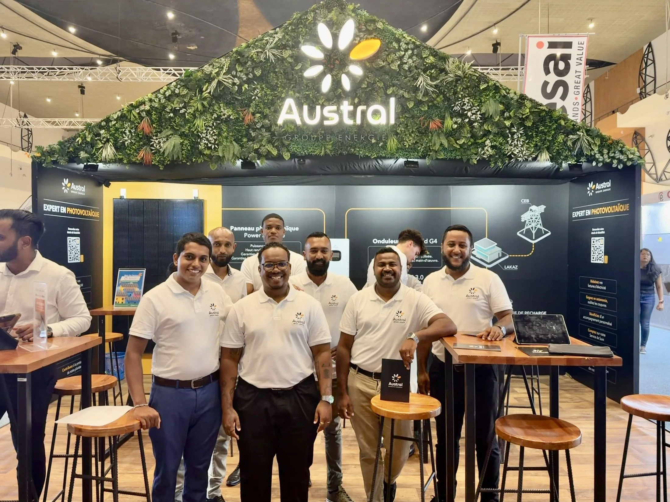 Stand Austral Groupe Énergie « Expert en photovoltaïque » en salon — équipe