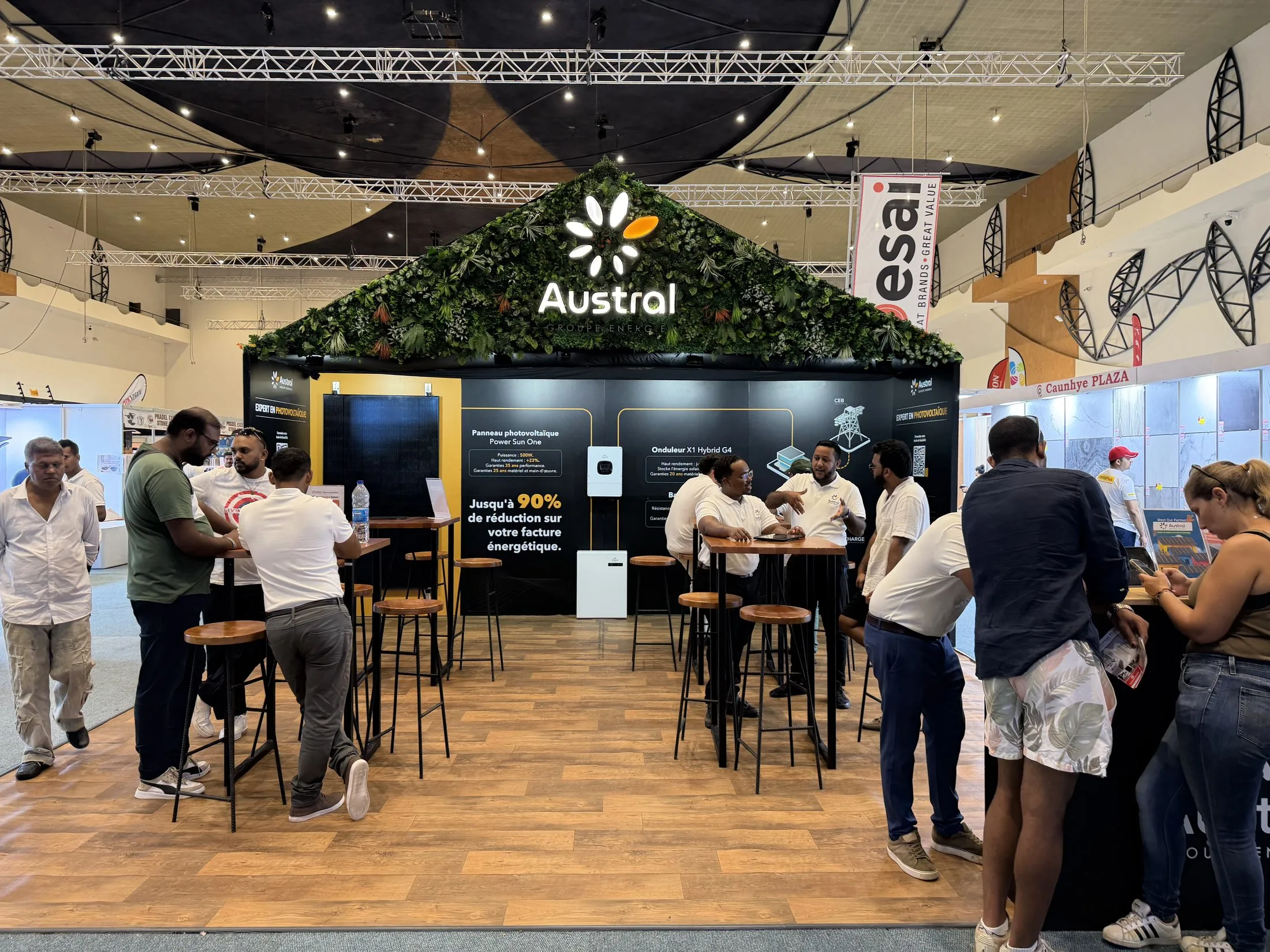 Stand Austral Groupe Énergie « Expert en photovoltaïque » en salon — visiteurs