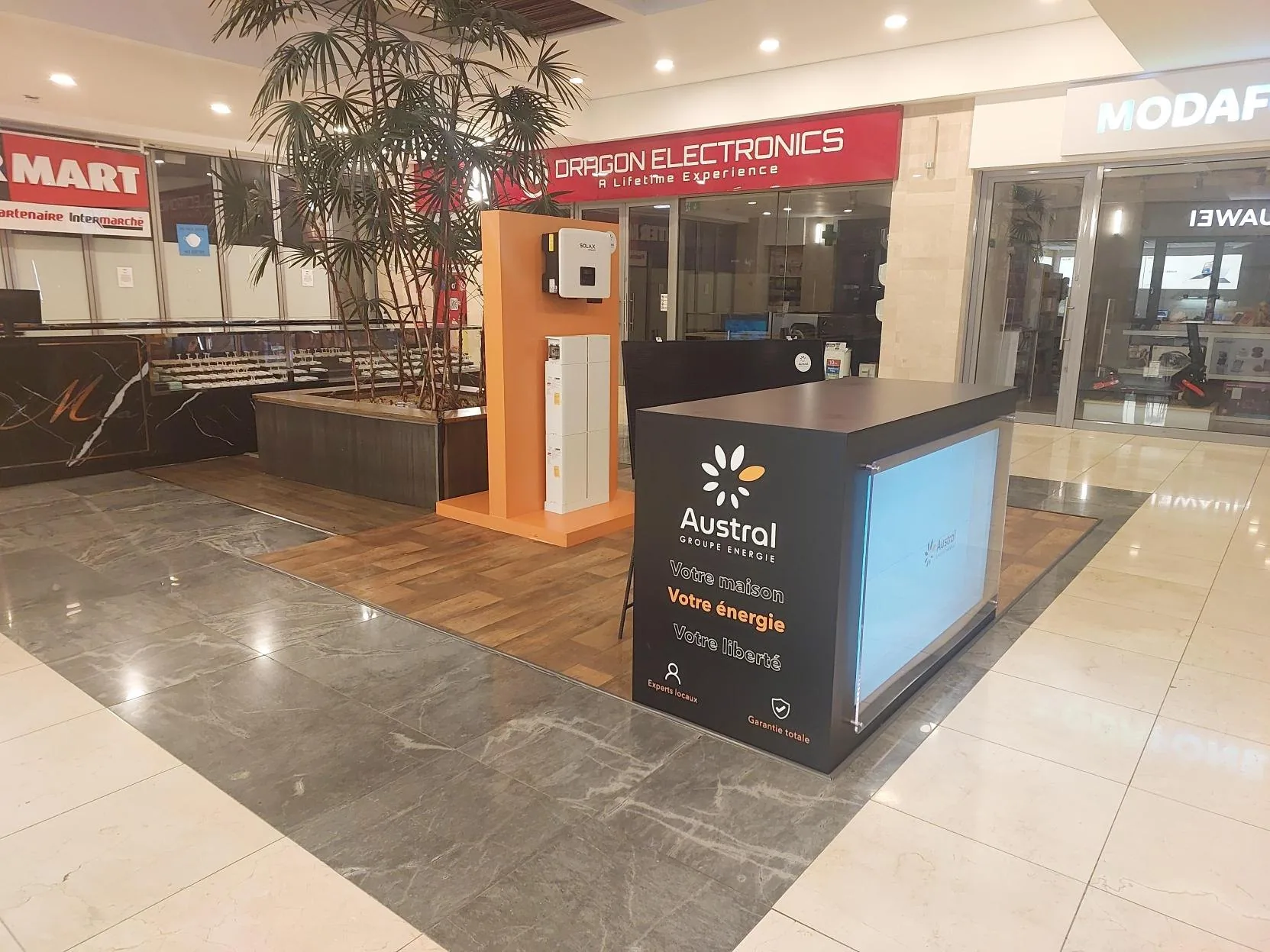 Stand d'exposition Austral Groupe Énergie en galerie commerciale — comptoir « Votre maison, votre énergie, votre liberté »