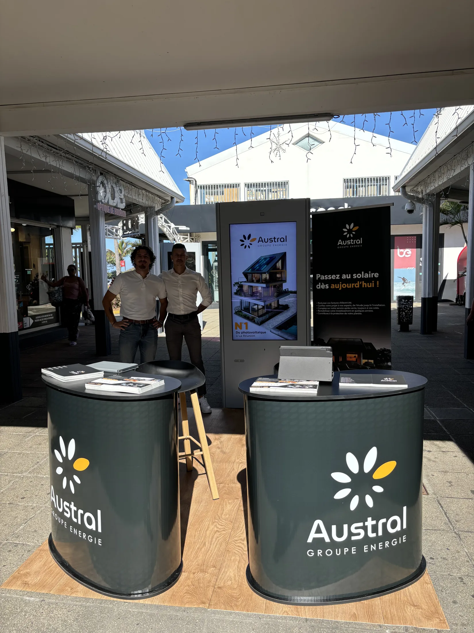 Conseillers Austral Groupe Énergie sur un stand en galerie commerciale à ciel ouvert