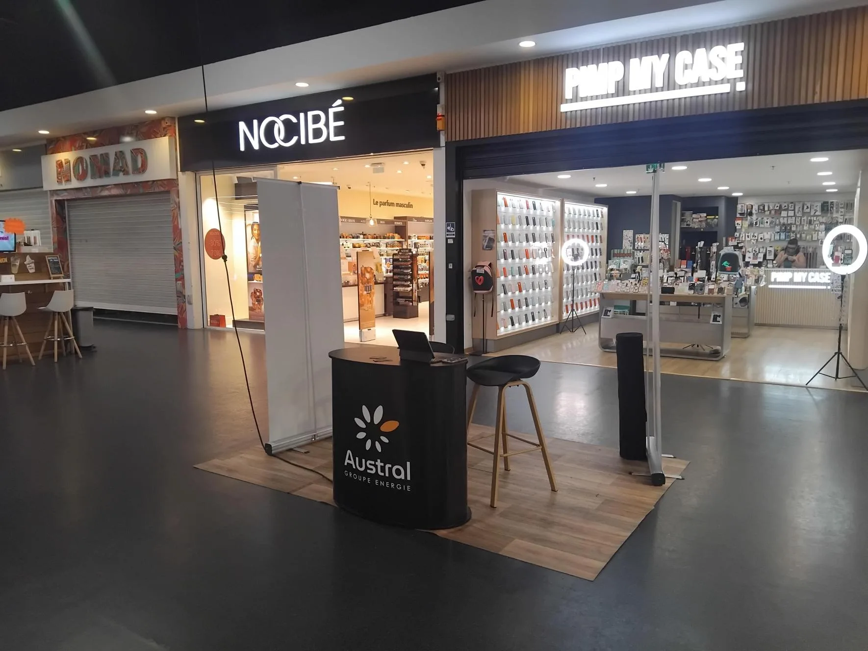 Stand Austral Groupe Énergie devant les boutiques d'une galerie commerciale