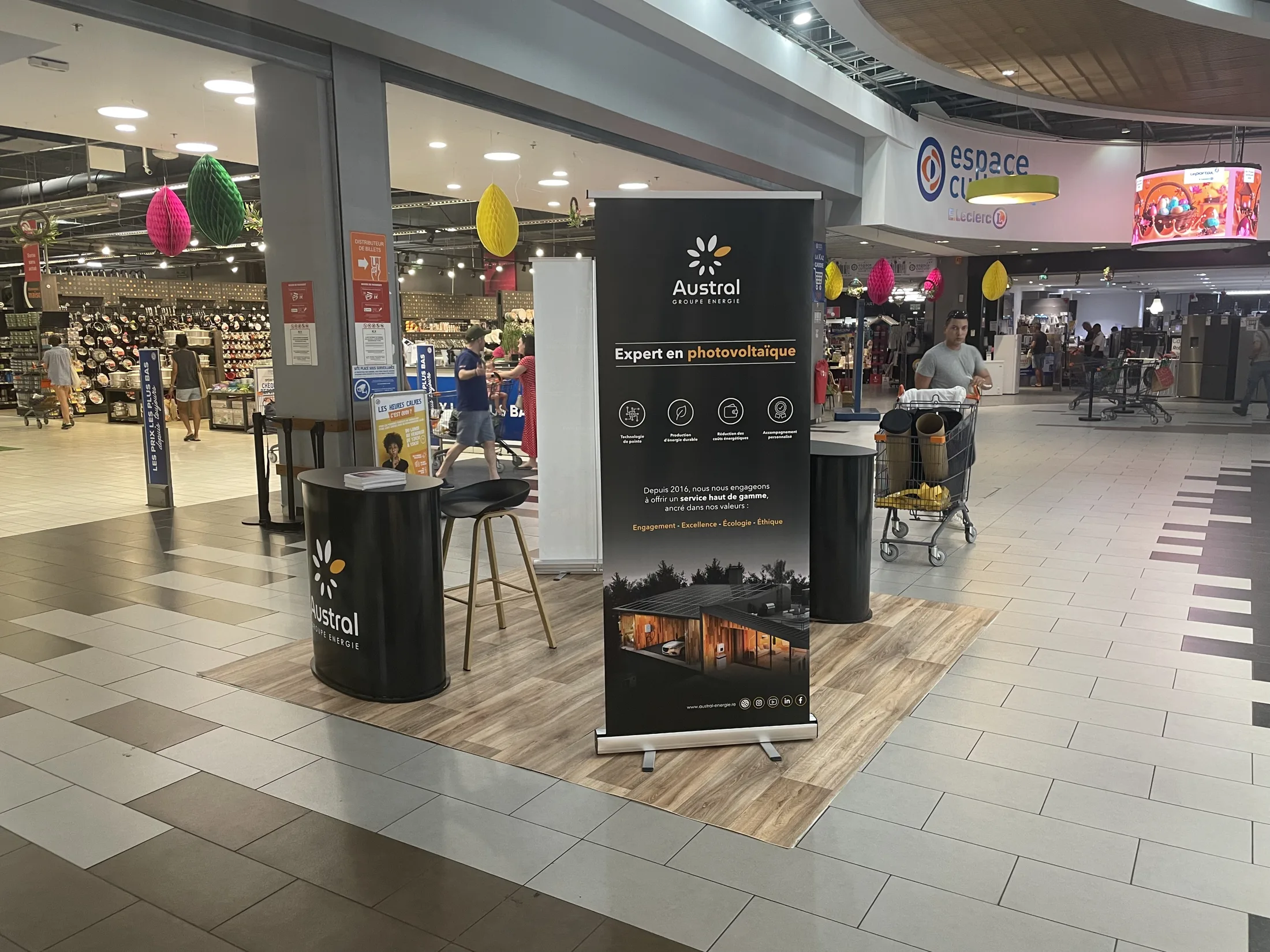 Stand Austral Groupe Énergie « Expert en photovoltaïque » en galerie commerciale E.Leclerc, La Réunion — vue grand angle