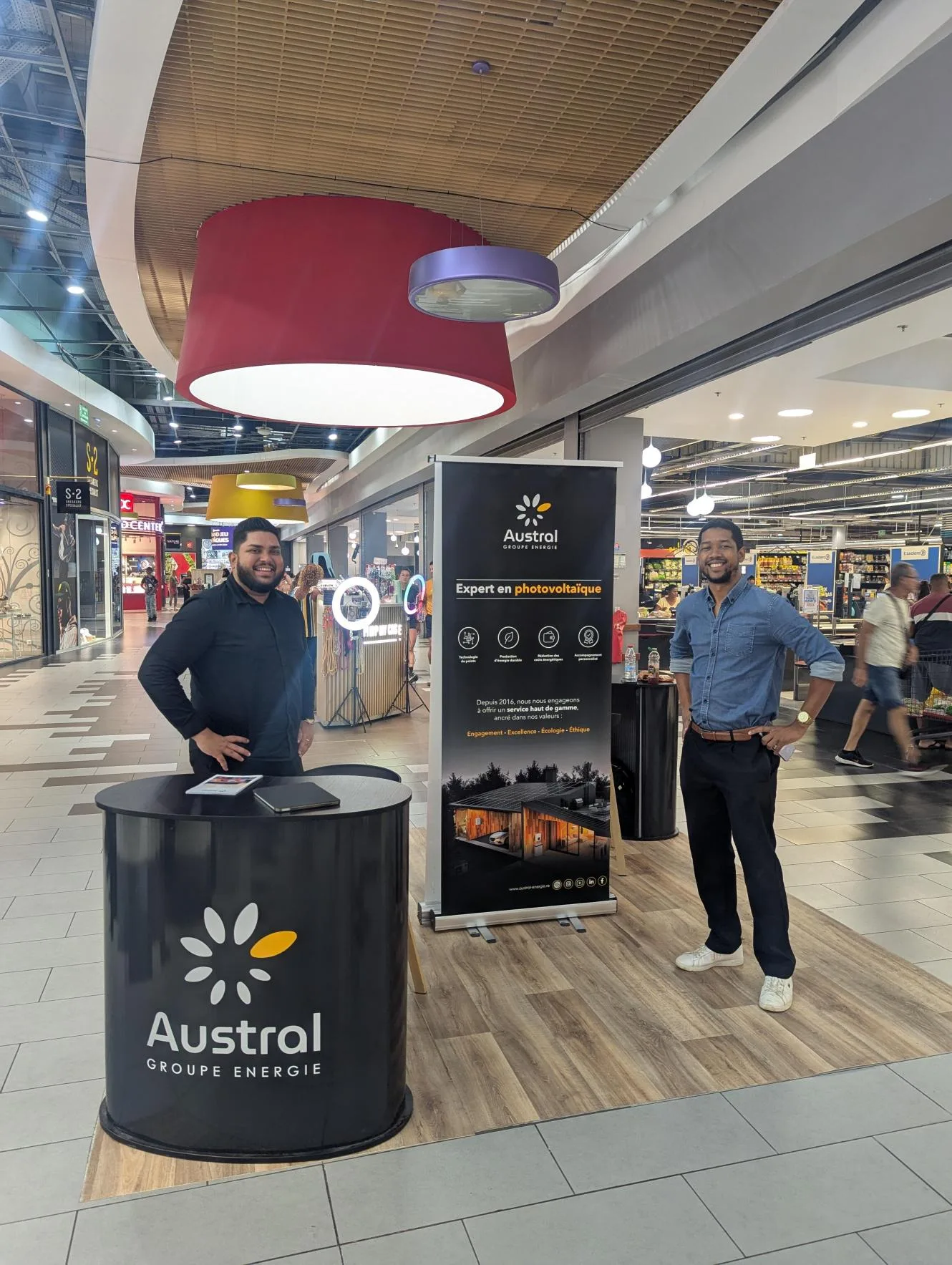 Conseillers Austral Groupe Énergie sur le stand en galerie commerciale E.Leclerc, La Réunion