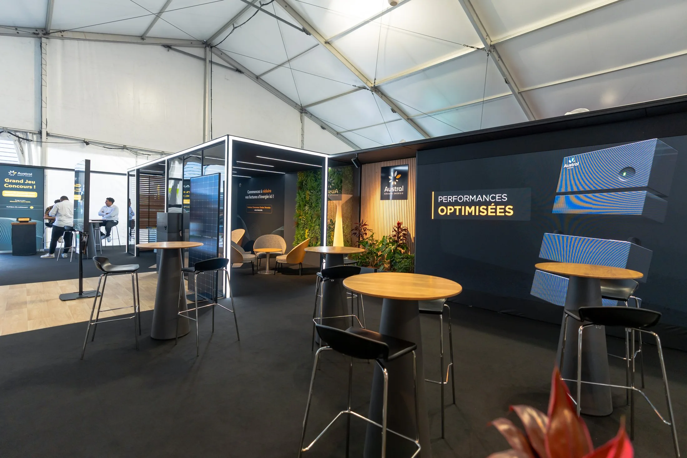 Stand Austral Groupe Énergie « N°1 du photovoltaïque résidentiel à La Réunion » — vue grand angle du stand sous chapiteau