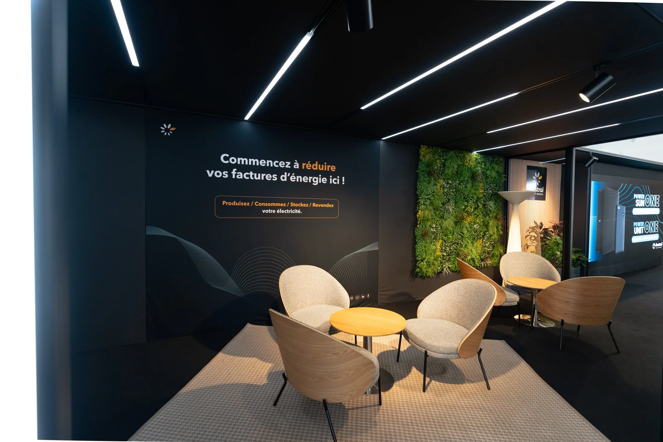 Stand Austral Groupe Énergie « N°1 du photovoltaïque résidentiel à La Réunion » — salon lounge « Commencez à réduire vos factures d'énergie ici ! »