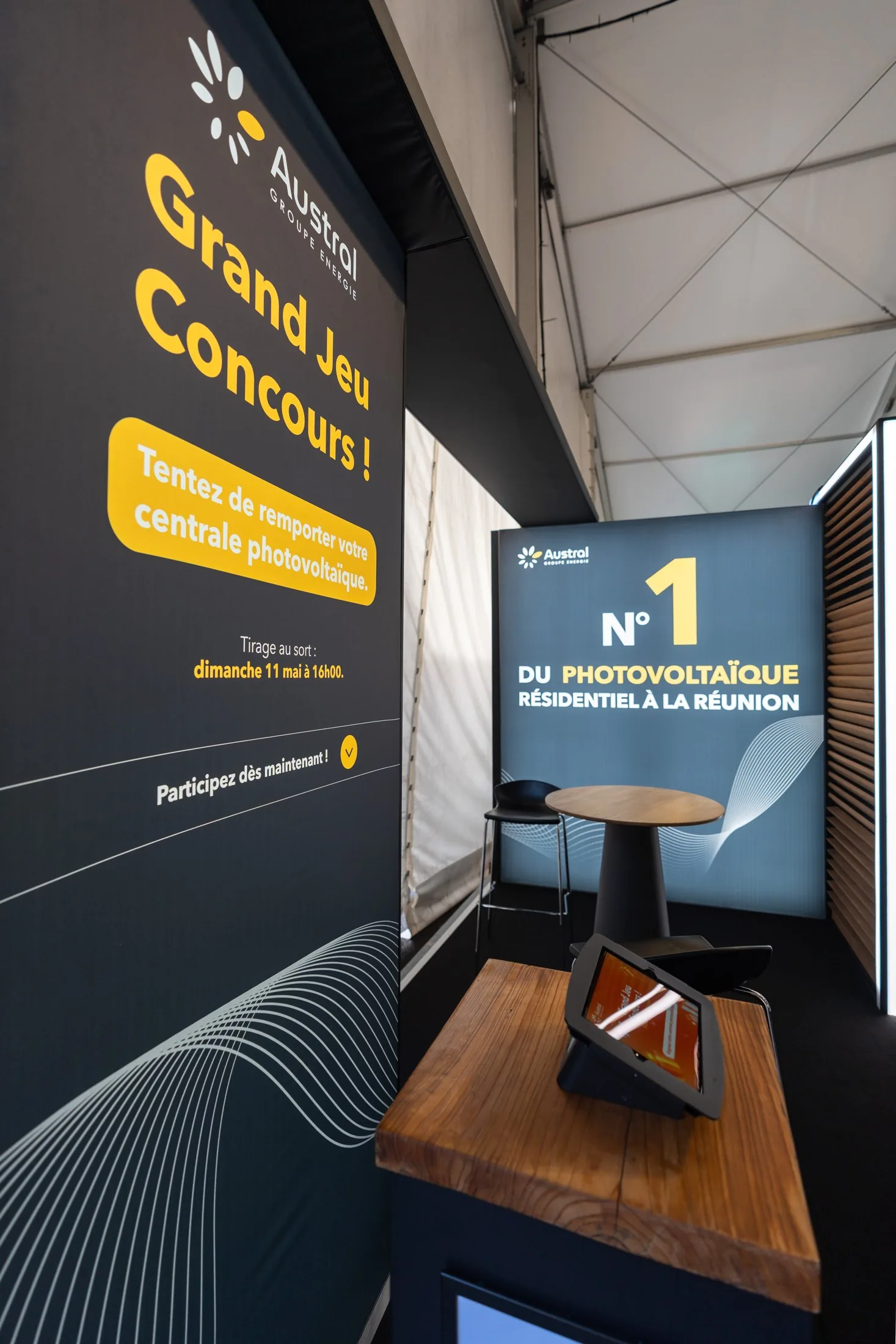 Stand Austral Groupe Énergie « N°1 du photovoltaïque résidentiel à La Réunion » — espace Grand Jeu Concours et borne d'inscription