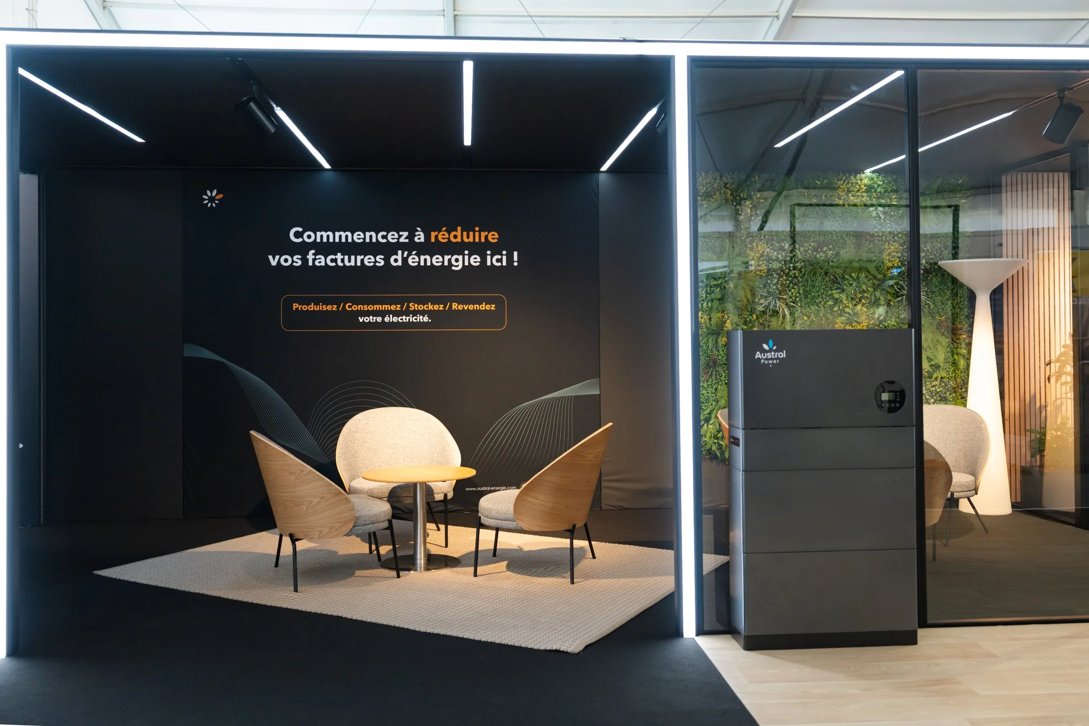 Stand Austral Groupe Énergie « N°1 du photovoltaïque résidentiel à La Réunion » — espace lounge et batterie Austral Power