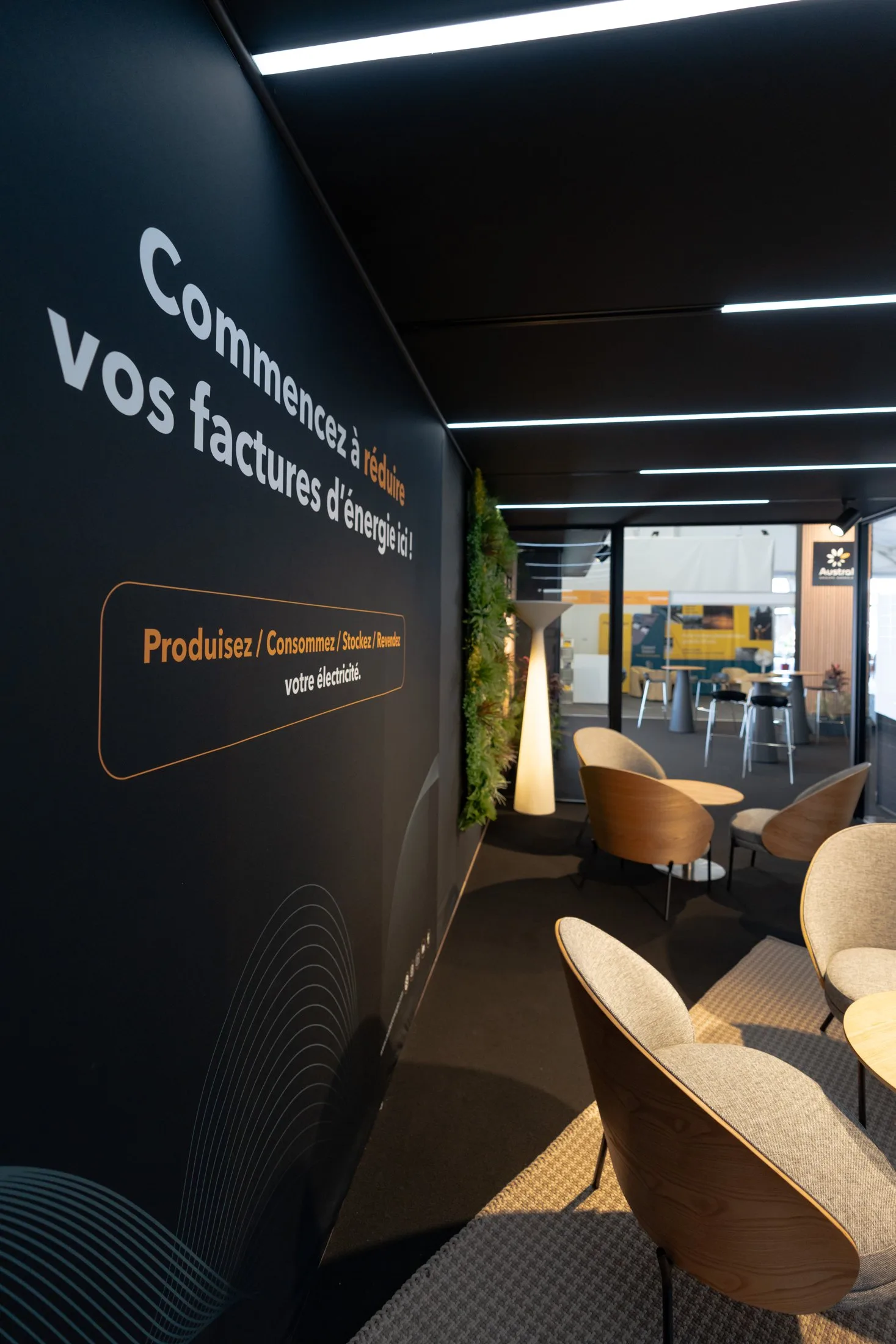 Stand Austral Groupe Énergie « N°1 du photovoltaïque résidentiel à La Réunion » — vue latérale du salon lounge et du mur végétal