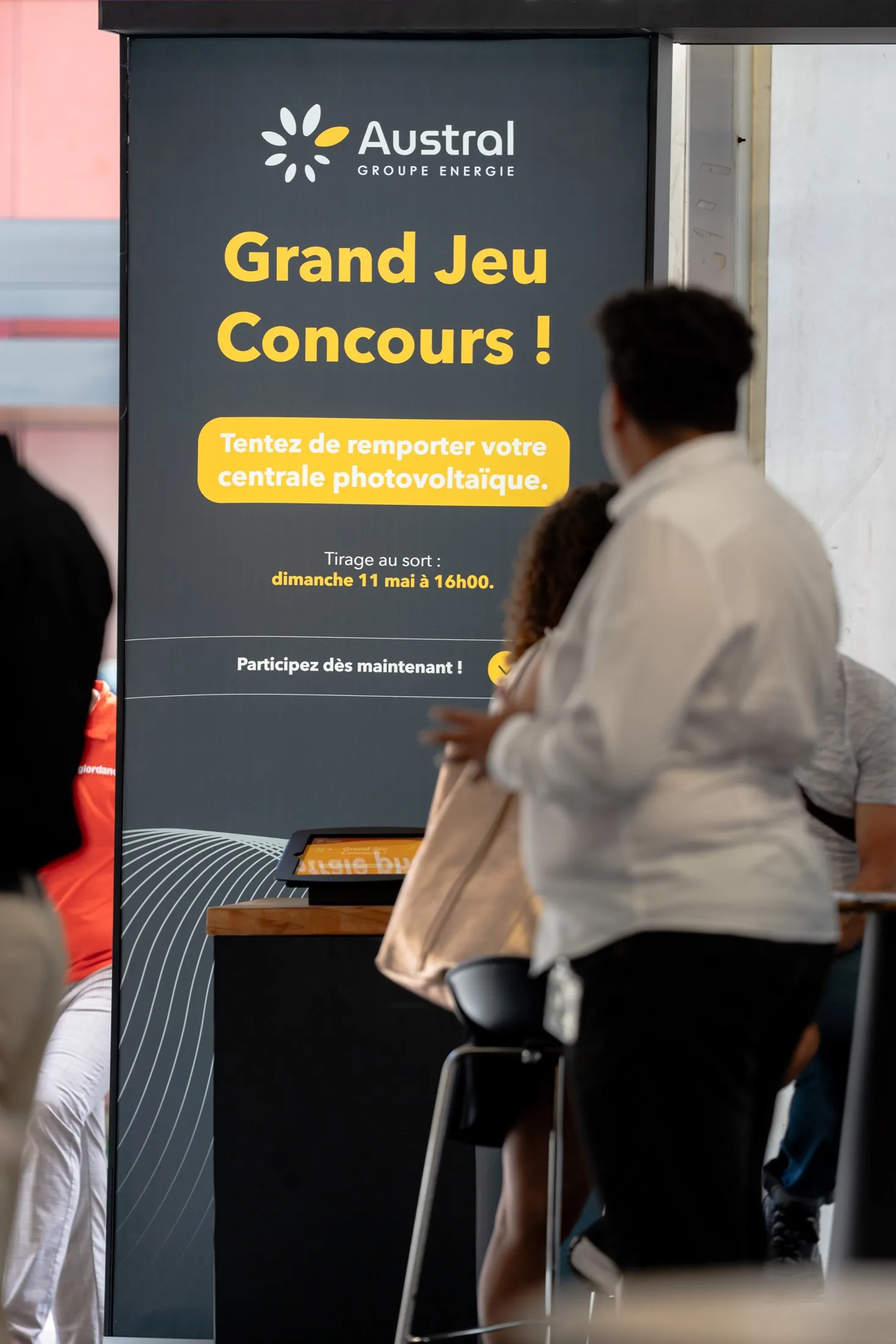 Stand Austral Groupe Énergie « N°1 du photovoltaïque résidentiel à La Réunion » — visiteurs devant le Grand Jeu Concours