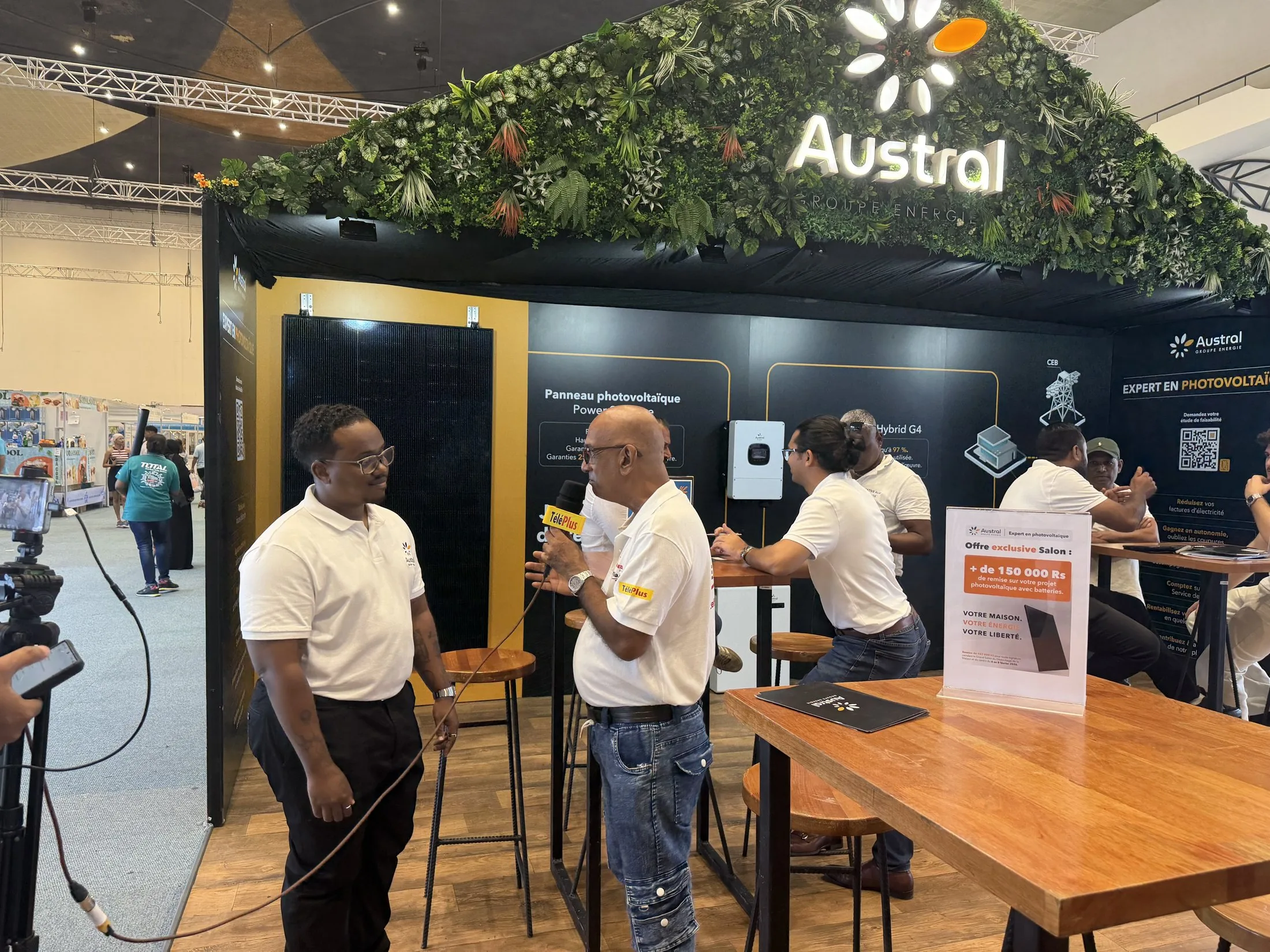 Stand Austral Groupe Énergie « Expert en photovoltaïque » en salon — démonstration produits devant le stand