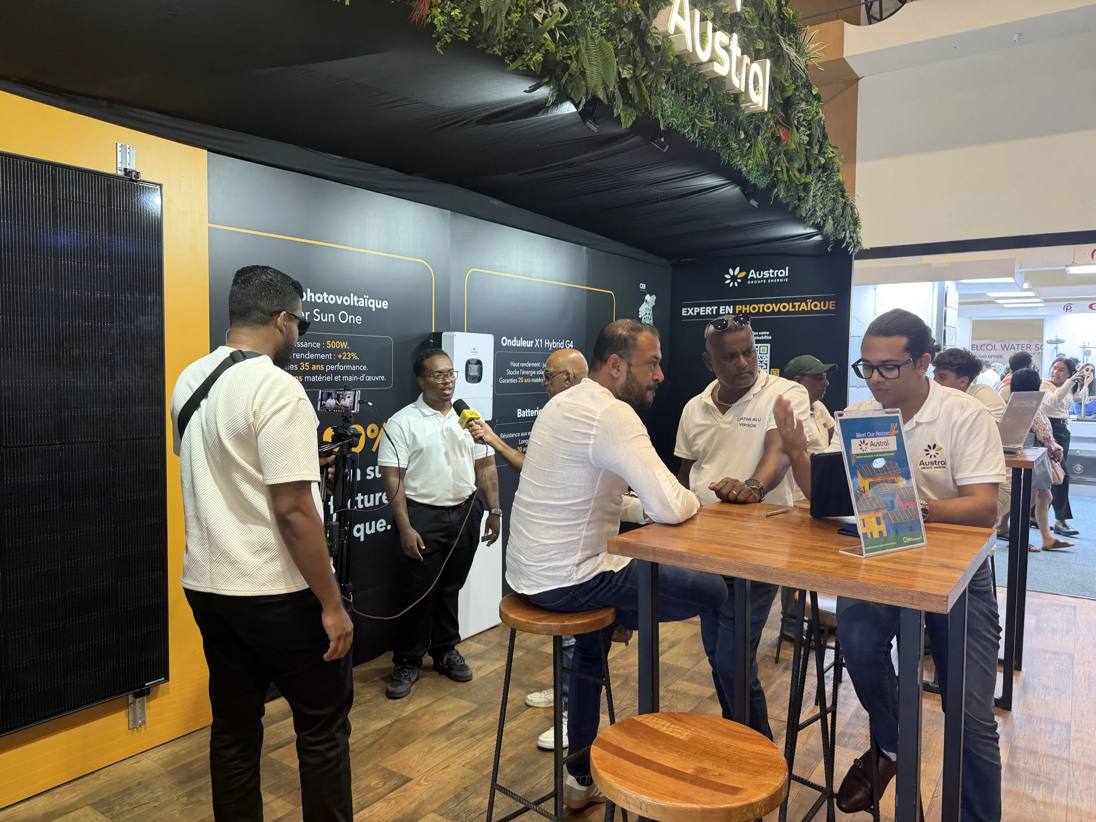 Stand Austral Groupe Énergie « Expert en photovoltaïque » en salon — rendez-vous clients à table