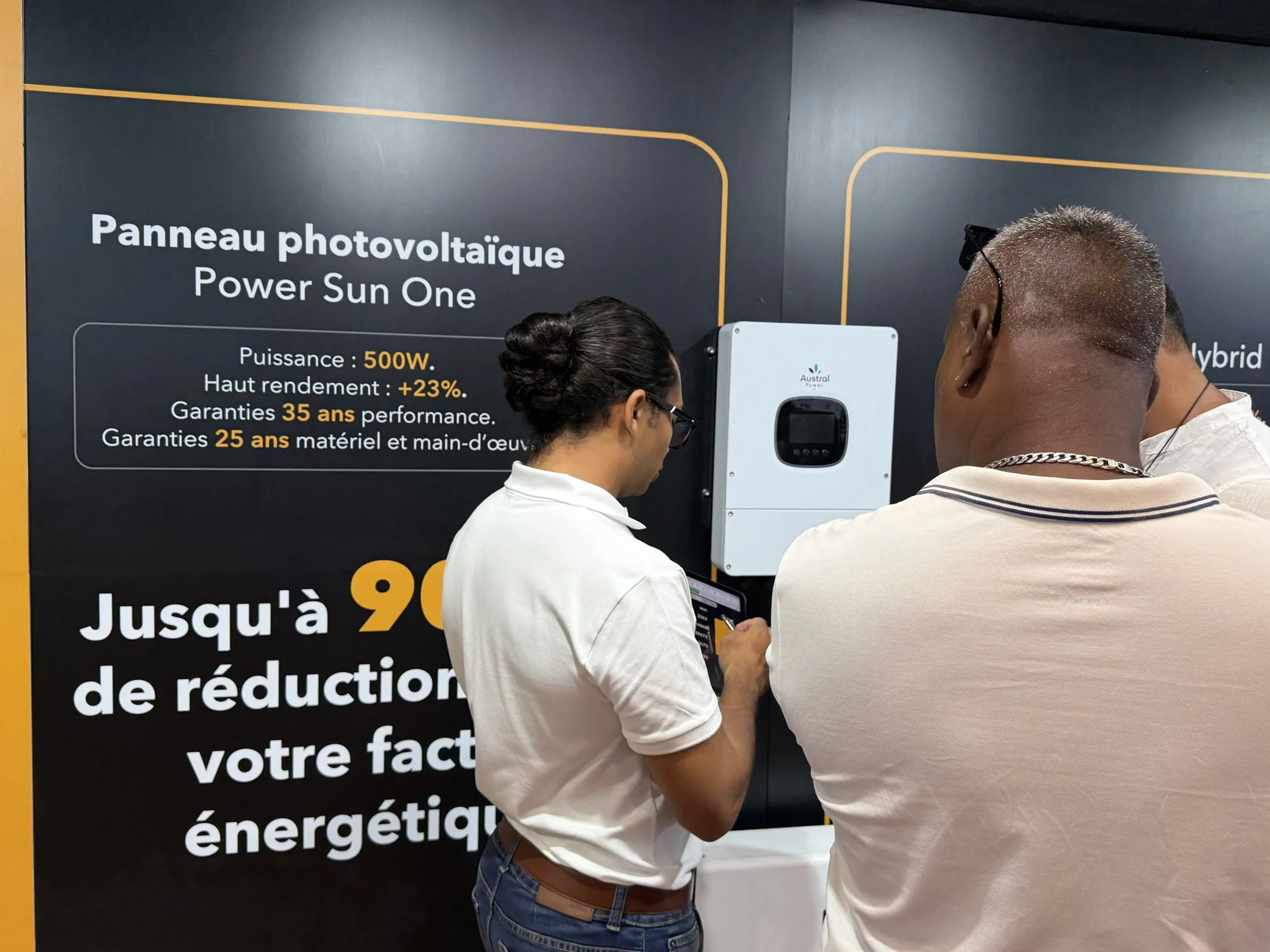 Stand Austral Groupe Énergie « Expert en photovoltaïque » en salon — démonstration onduleur et panneau Power Sun One