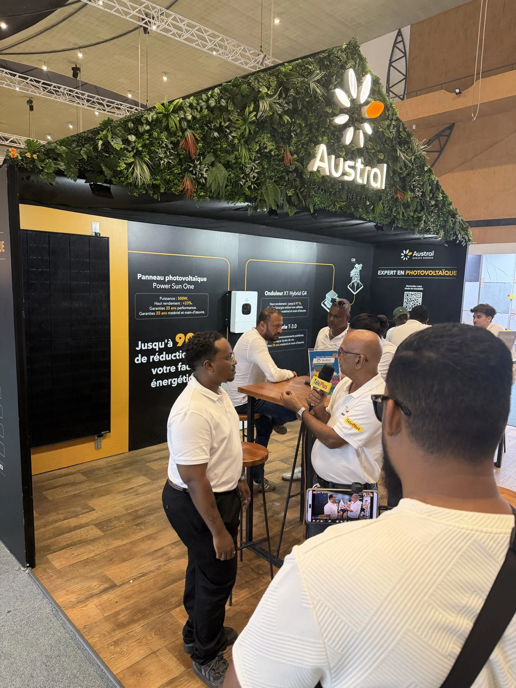 Stand Austral Groupe Énergie « Expert en photovoltaïque » en salon — affluence autour des démonstrations