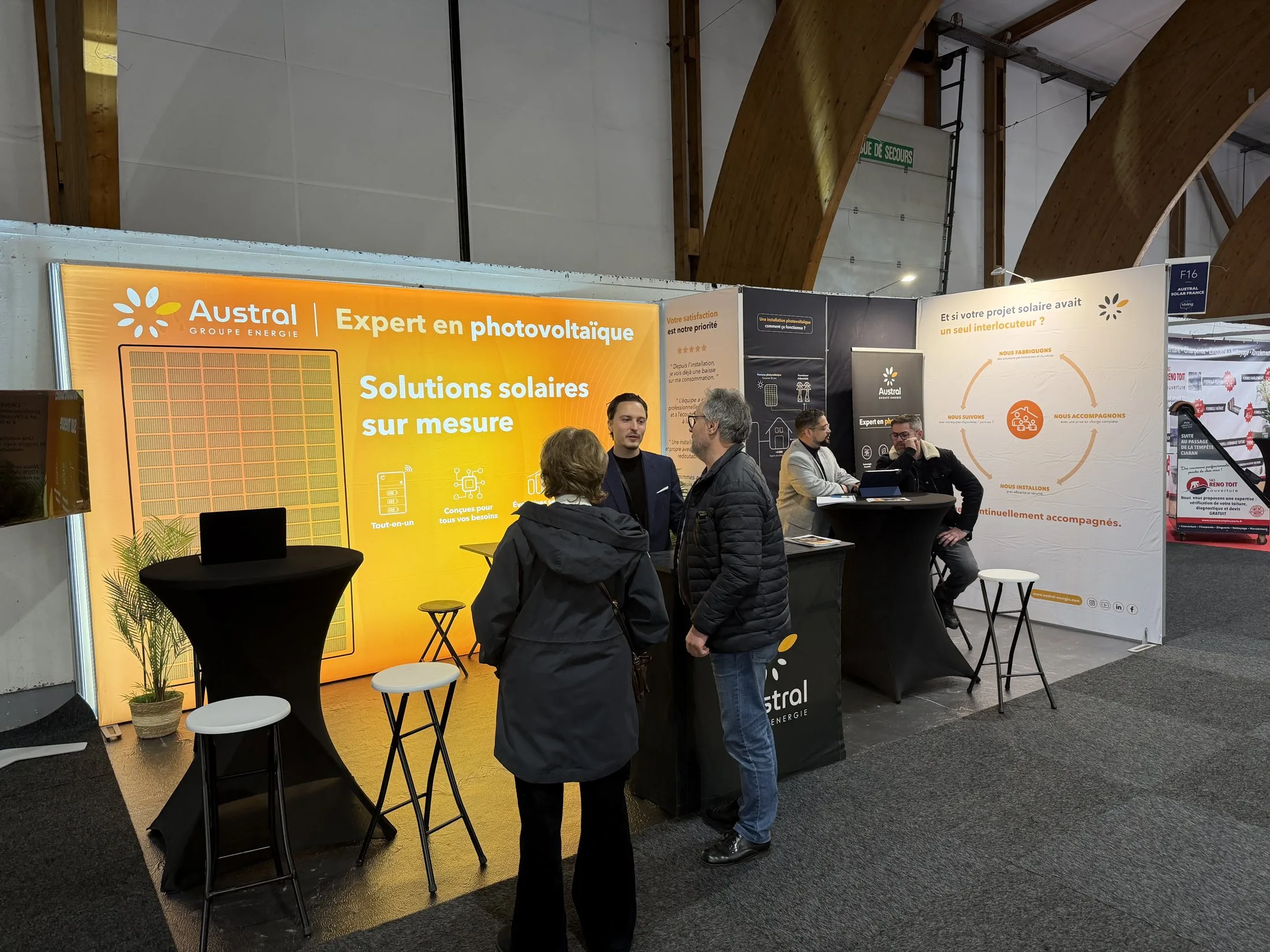 Stand Austral Groupe Énergie « Expert en photovoltaïque » au salon Viving — vue grand angle du stand et accueil des visiteurs