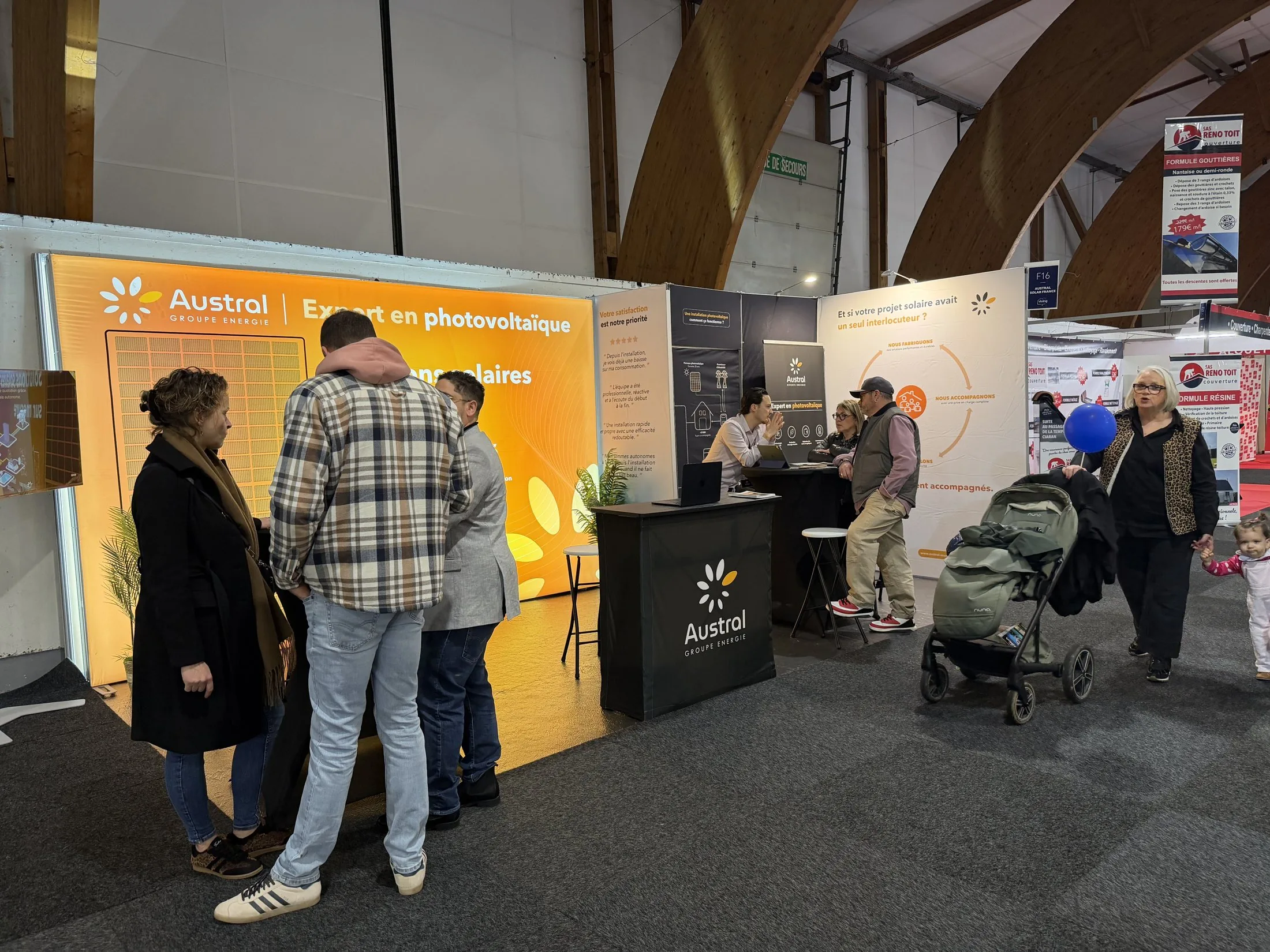 Stand Austral Groupe Énergie « Expert en photovoltaïque » au salon Viving — visiteurs devant le mur lumineux
