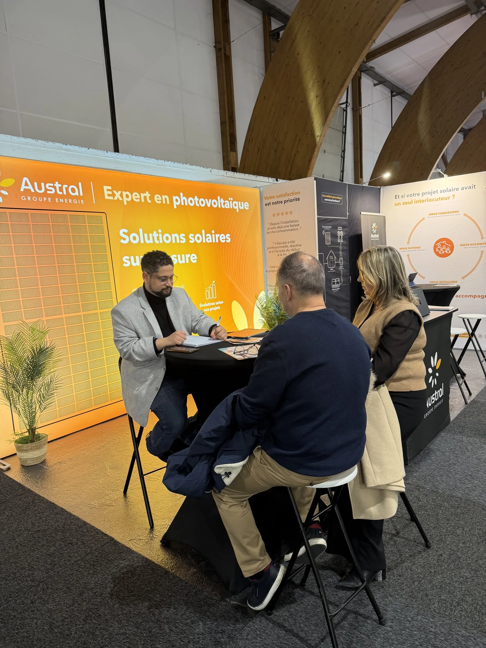 Stand Austral Groupe Énergie « Expert en photovoltaïque » au salon Viving — rendez-vous client et prise de notes
