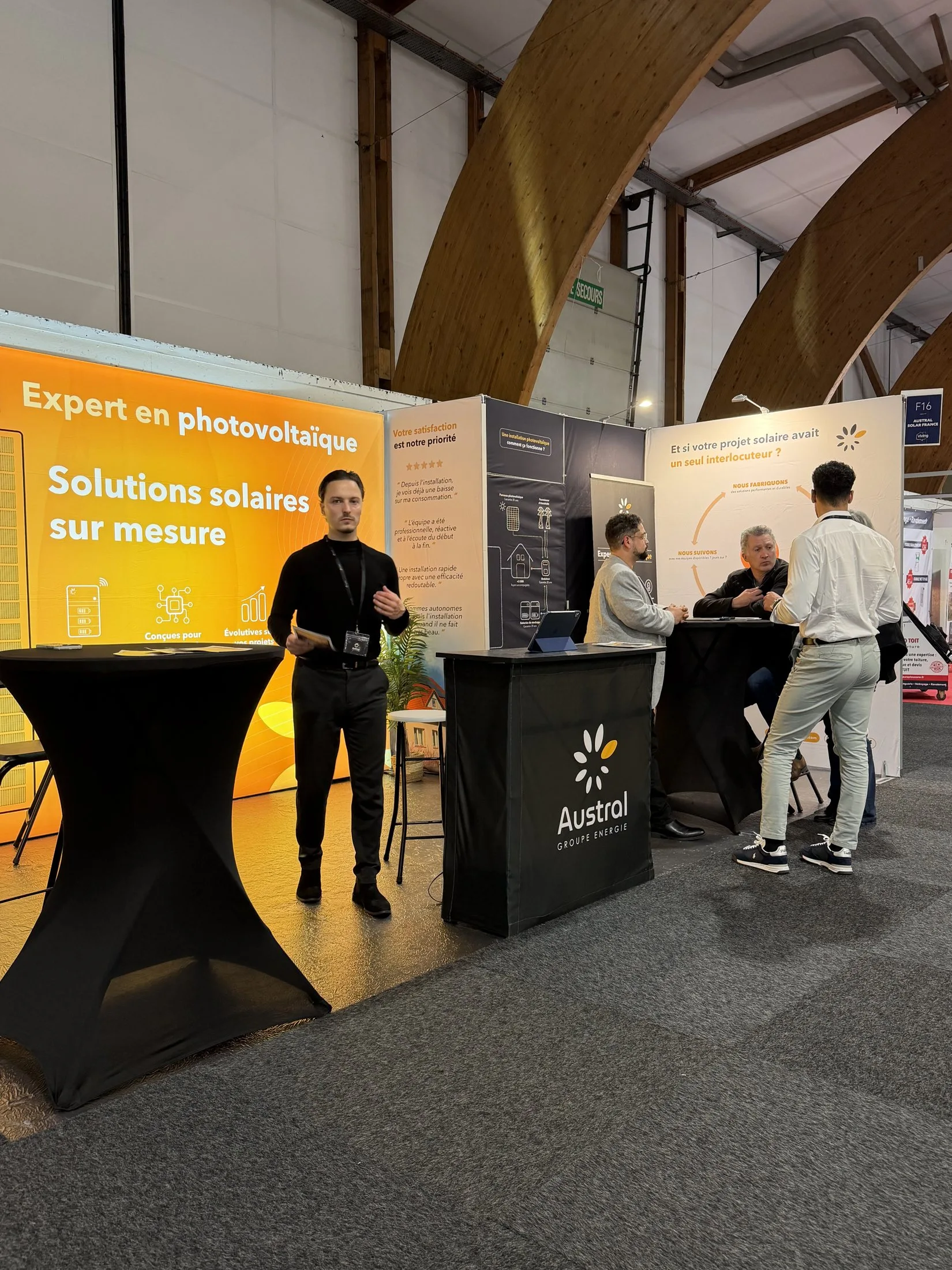 Stand Austral Groupe Énergie « Expert en photovoltaïque » au salon Viving — conseiller à l'accueil et rendez-vous en cours