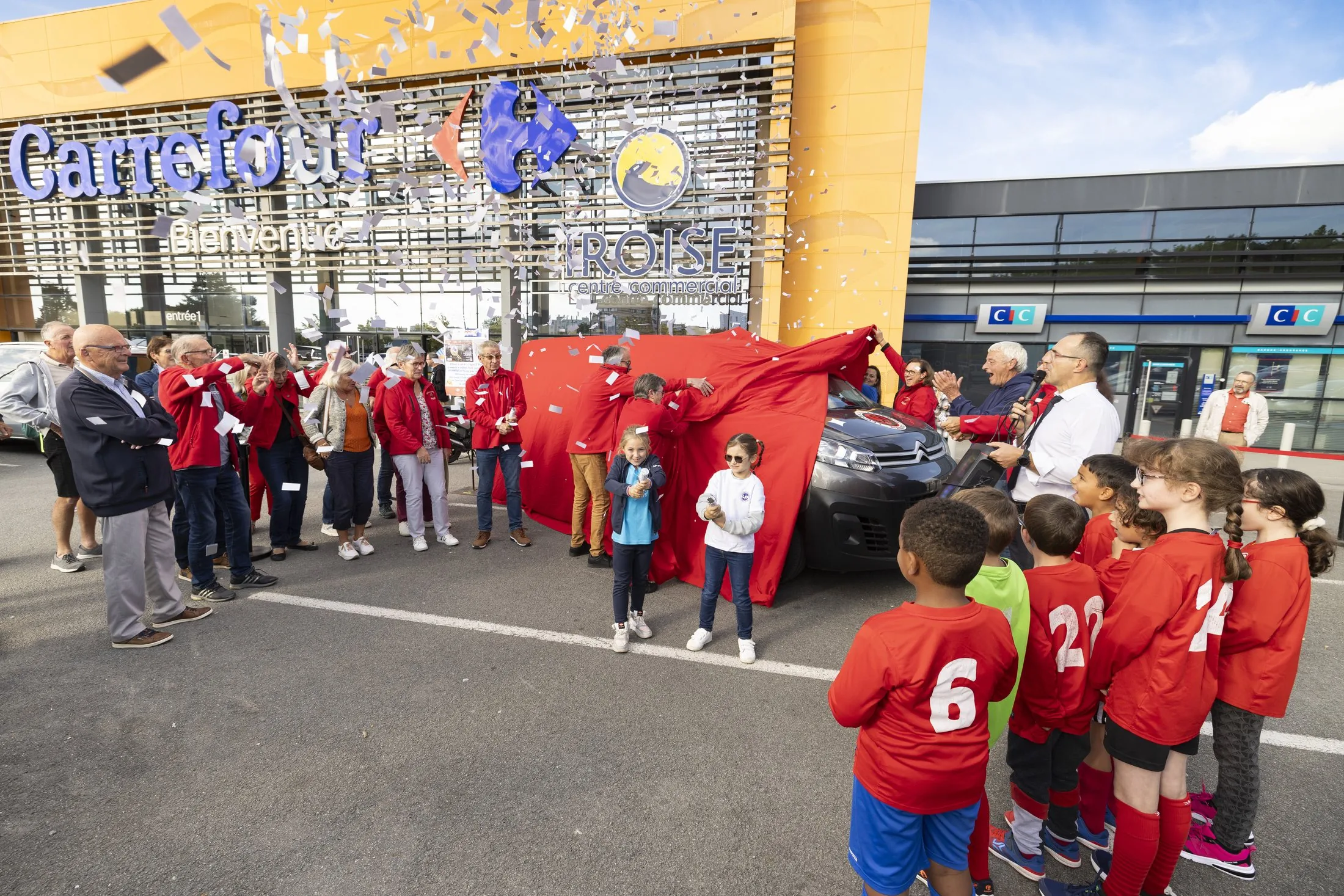 Dévoilement du minibus devant Carrefour Brest Iroise avec les jeunes du club — Carrefour Clubs de Sport