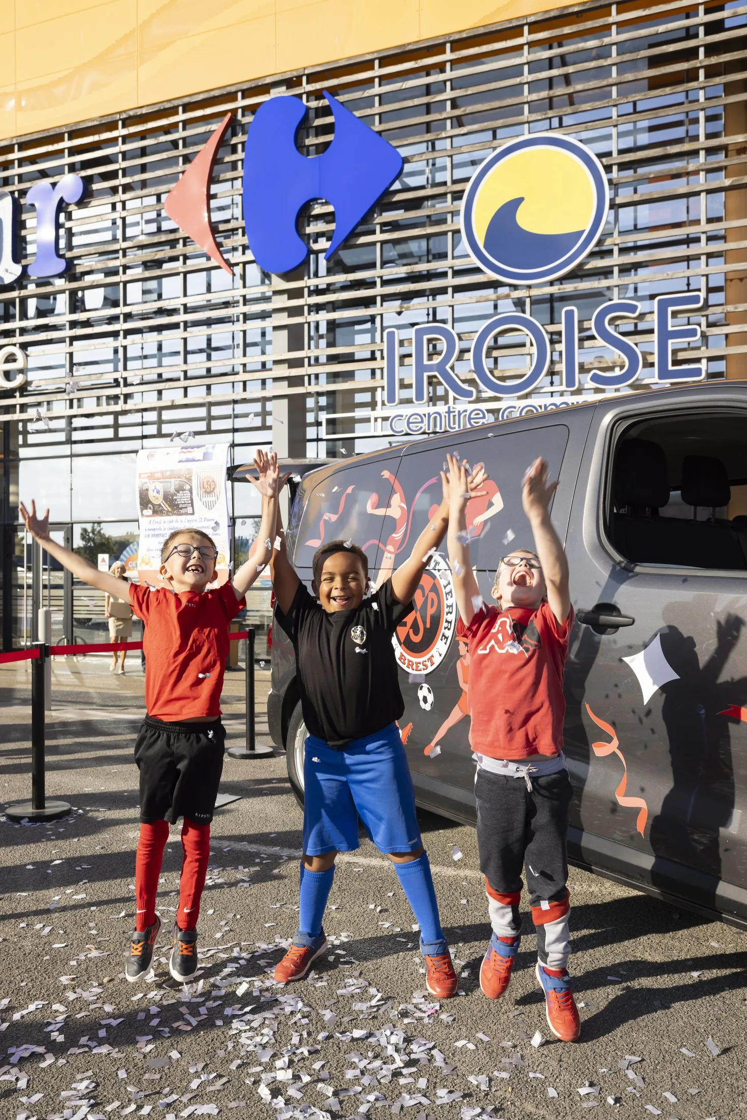 Joie des enfants devant le minibus, Carrefour Brest Iroise