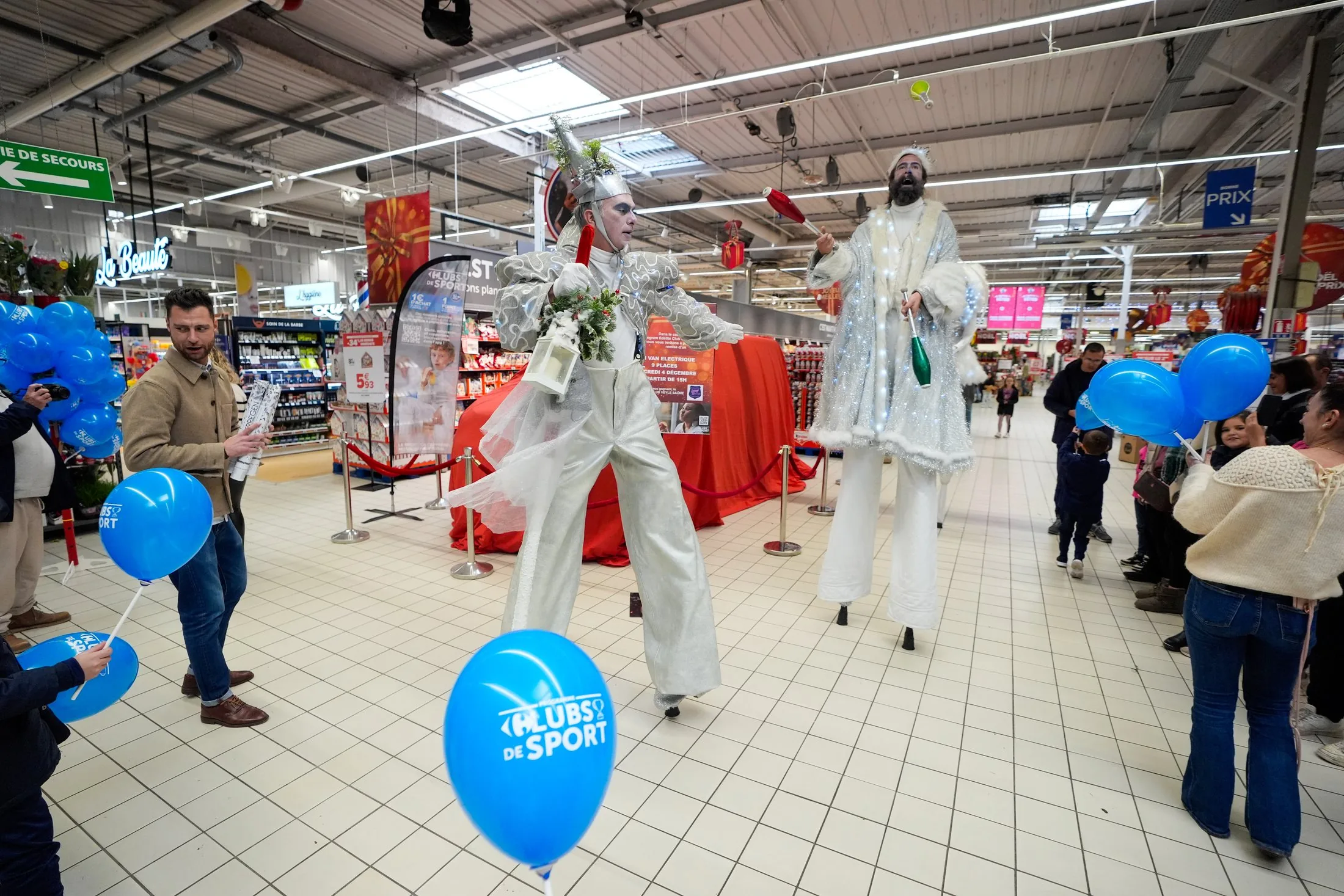 Échassiers et ballons Clubs de Sport dans les allées, Carrefour Crêches-sur-Saône