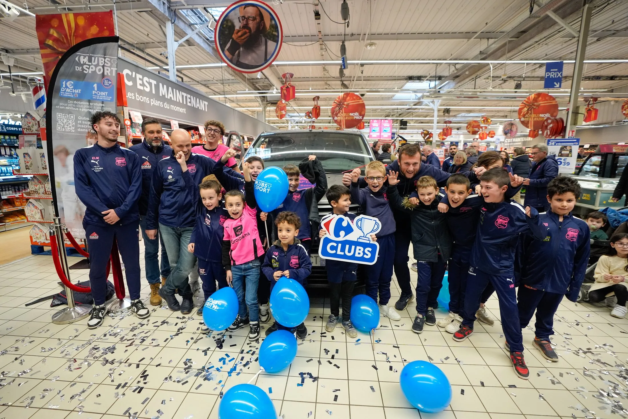 Le club lauréat sous les confettis devant son minibus, Carrefour Crêches-sur-Saône