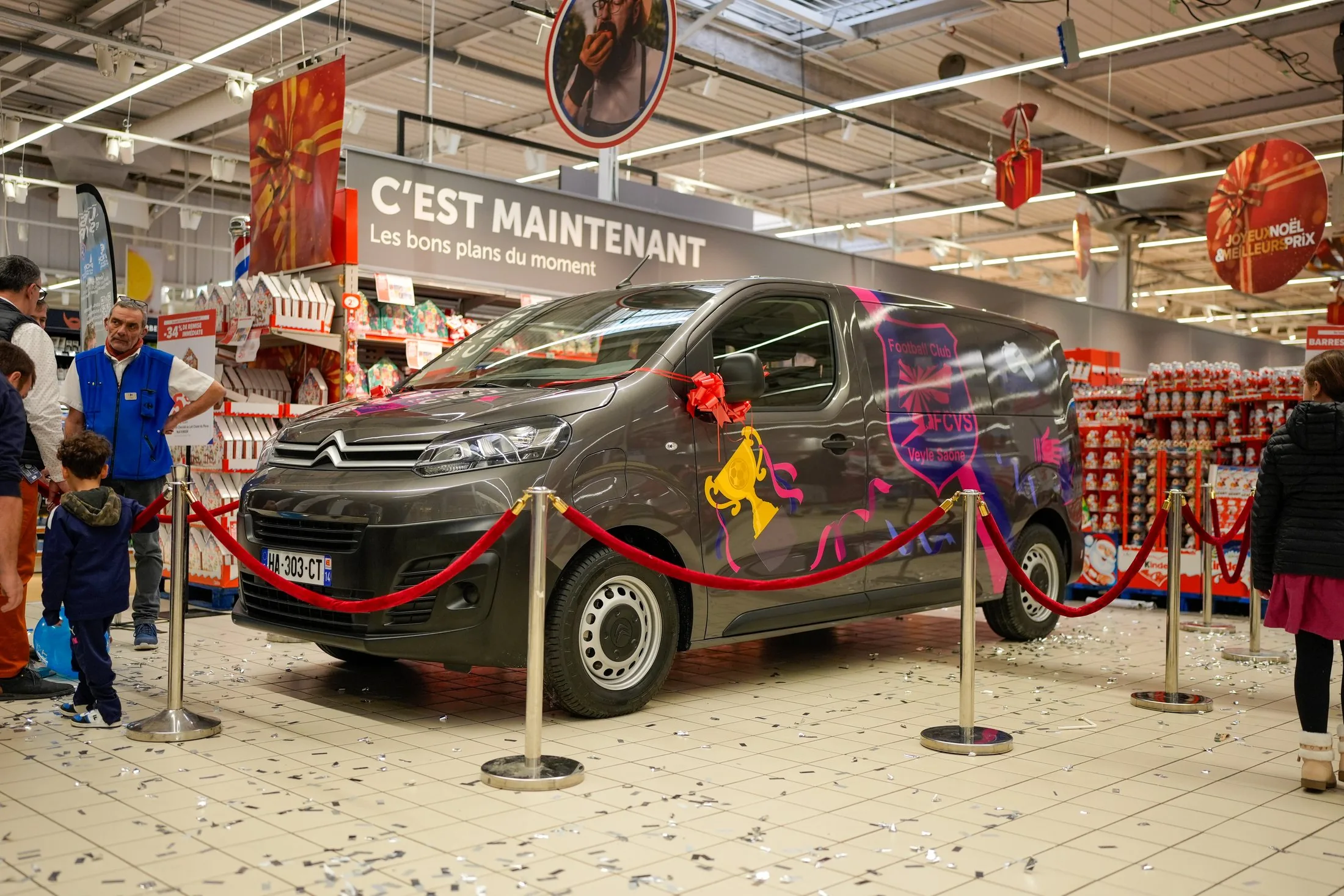 Minibus Carrefour Clubs de Sport exposé en magasin, Crêches-sur-Saône