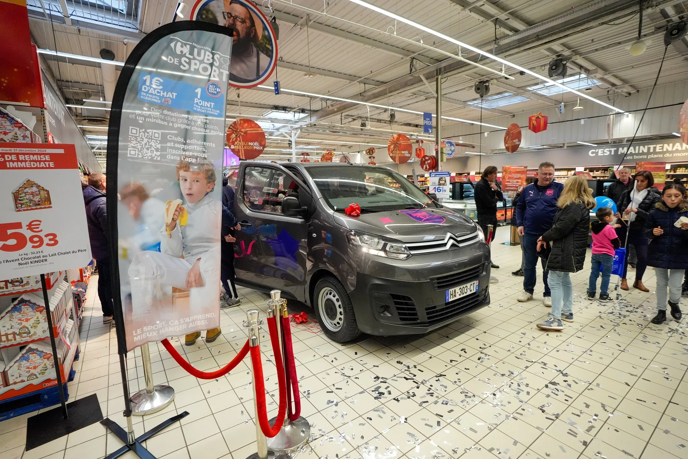 Mise en scène du minibus en magasin, vue d'ensemble, Carrefour Crêches-sur-Saône
