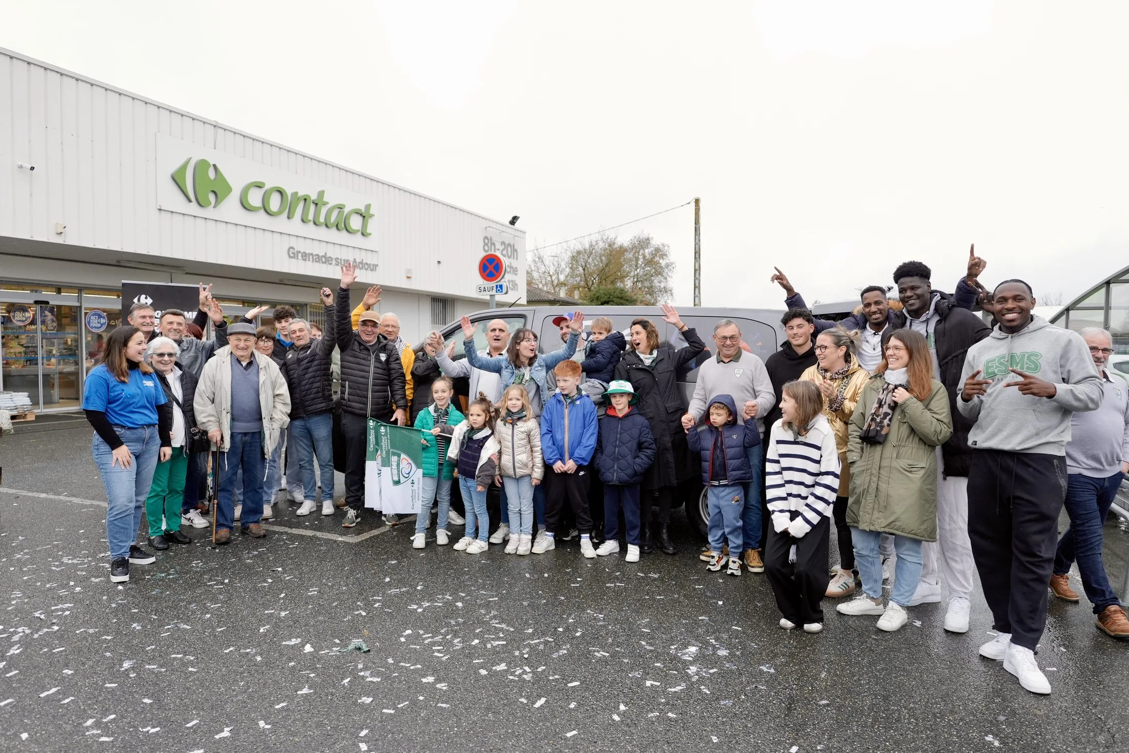 Photo de groupe avec le club lauréat devant Carrefour Contact, Grenade-sur-l'Adour