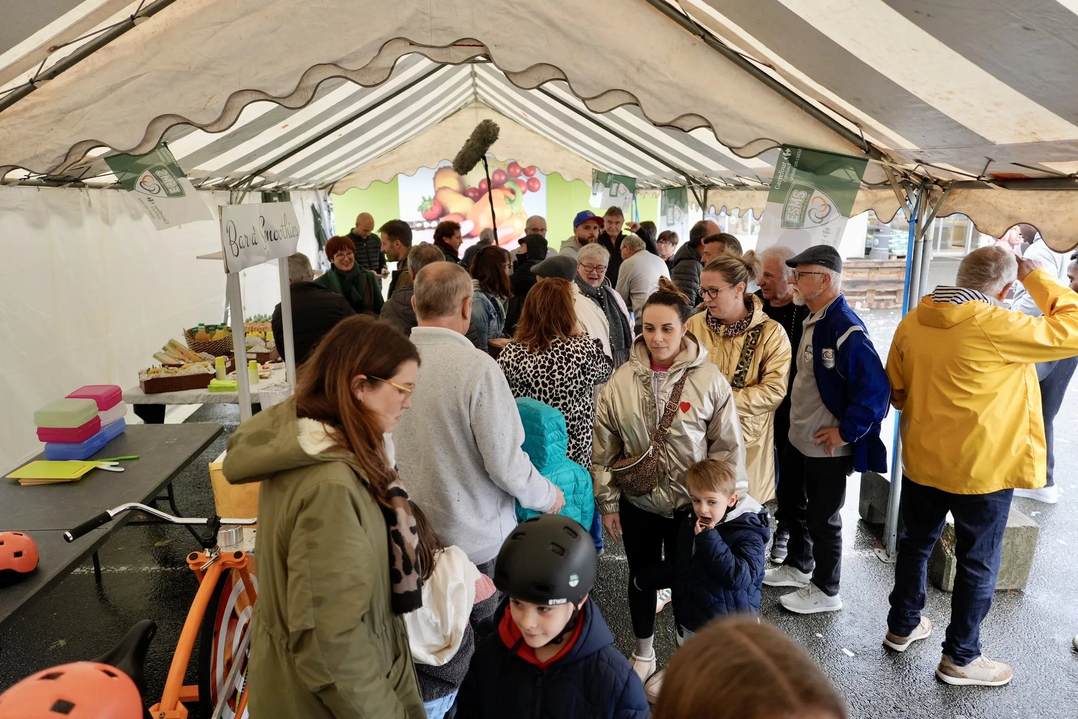 Public sous la tente d'animation, Carrefour Grenade-sur-l'Adour