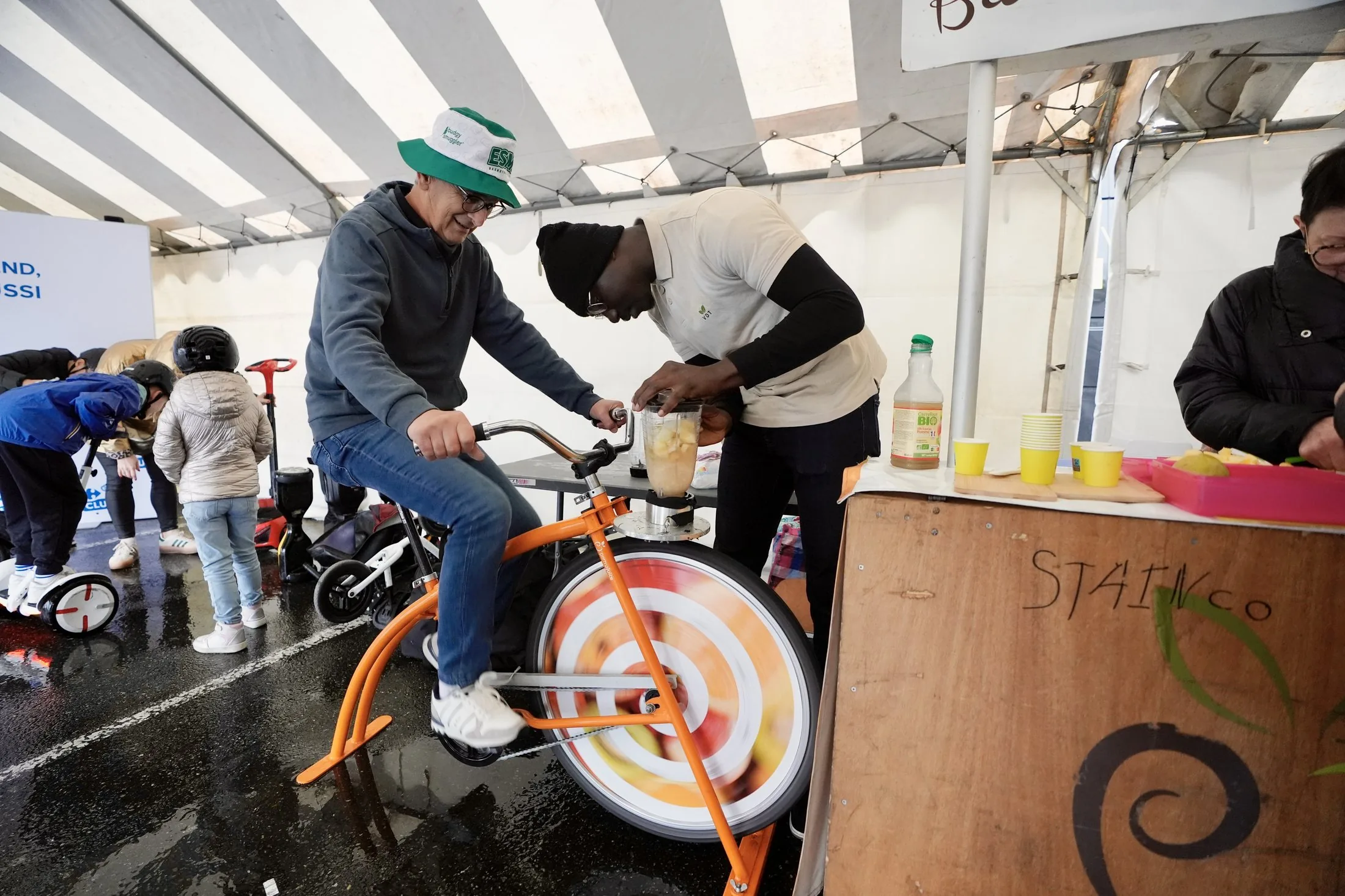 Animation vélo smoothie sous la tente, Carrefour Grenade-sur-l'Adour — Carrefour Clubs de Sport