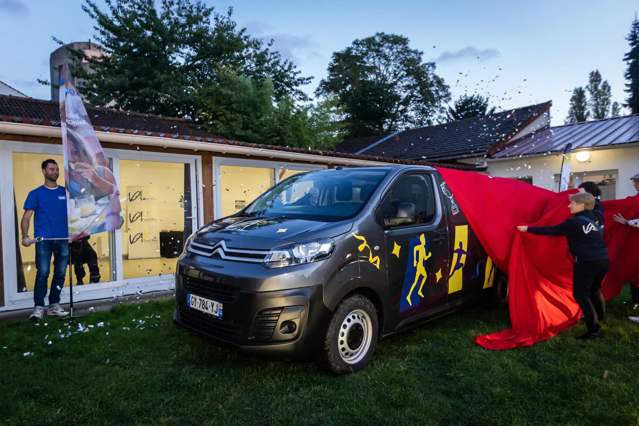 Dévoilement du minibus floqué en extérieur, Carrefour Saint-Maur-des-Fossés