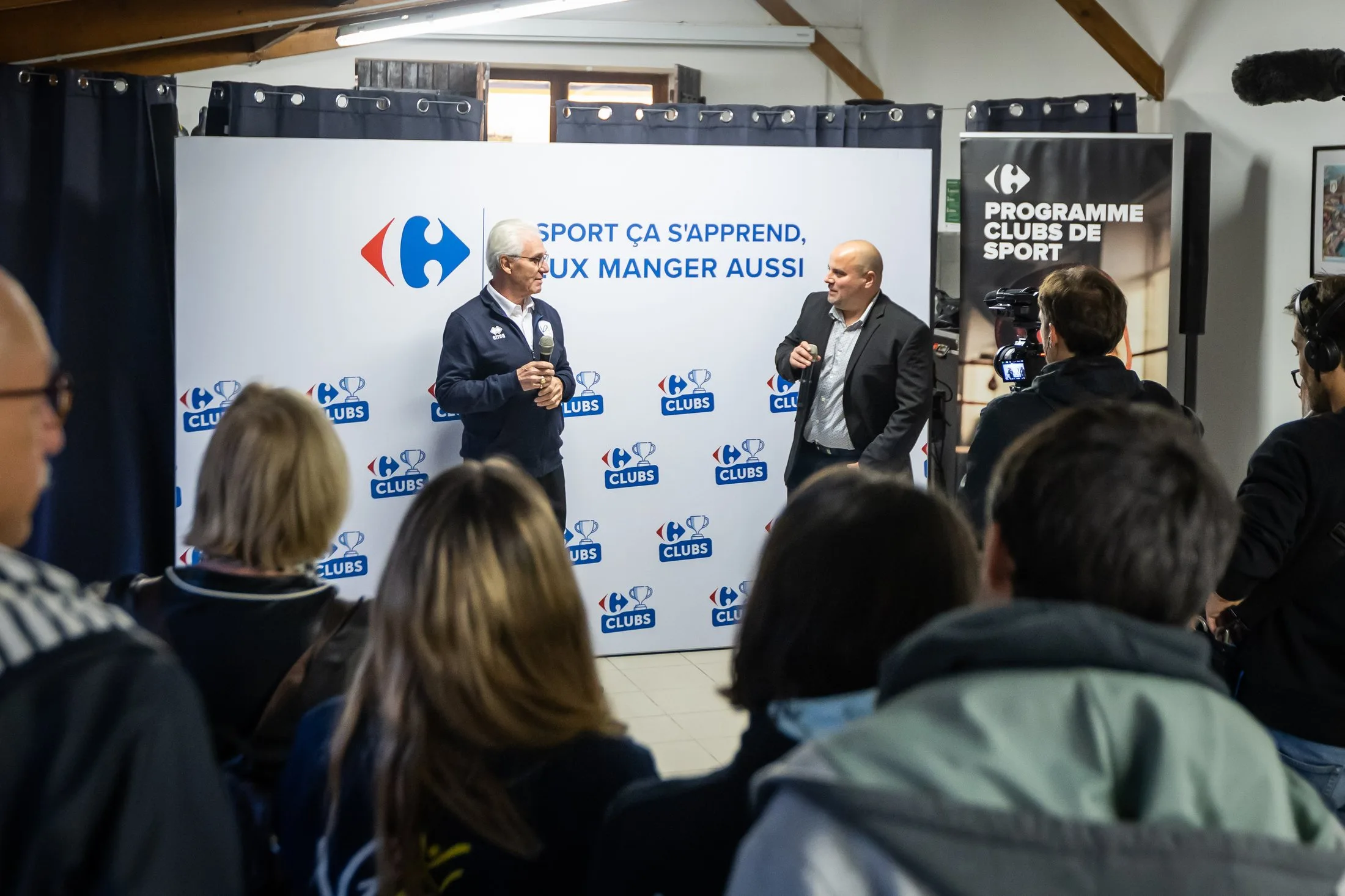 Discours devant le public sur le mur Carrefour Clubs de Sport, Saint-Maur-des-Fossés