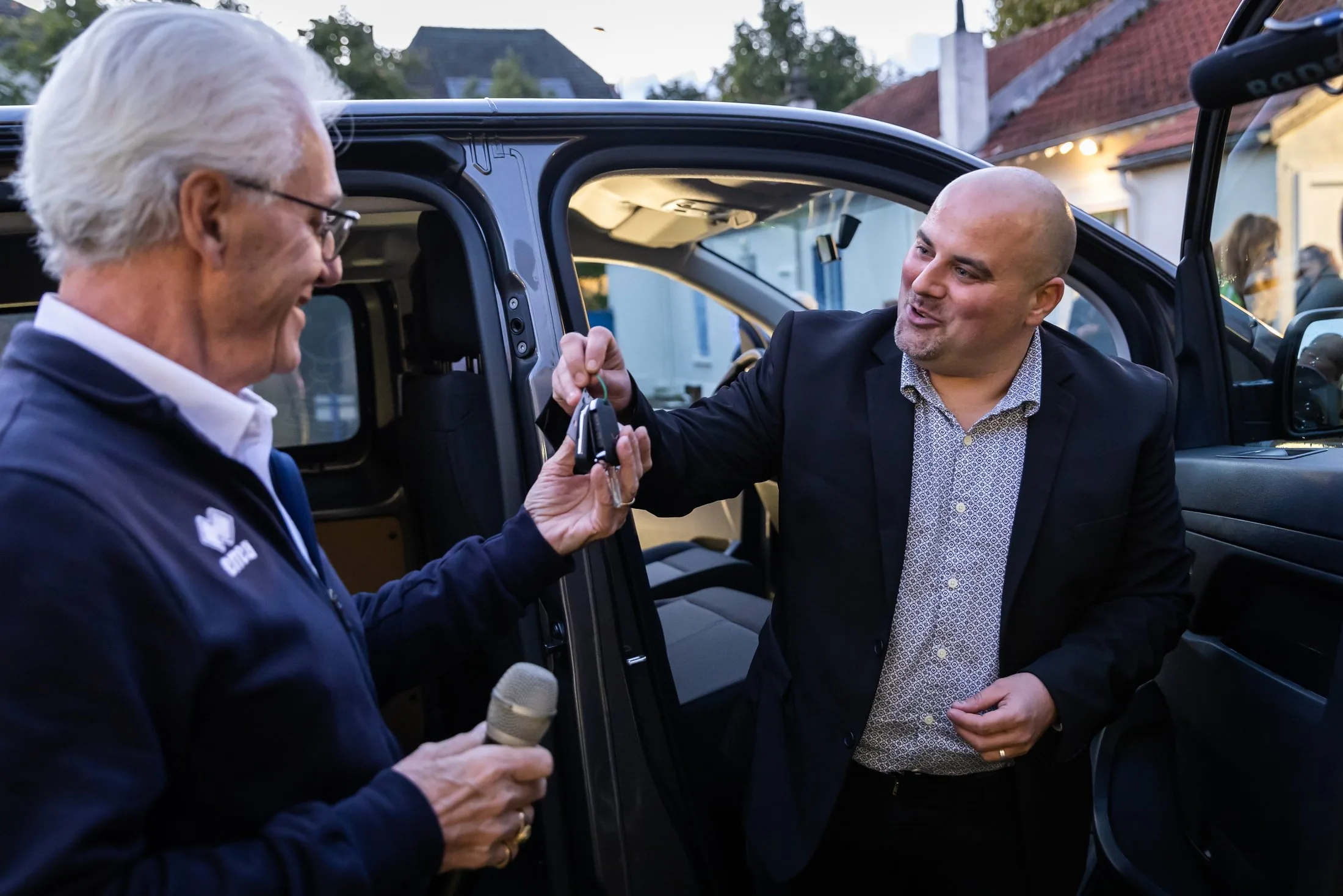 Remise des clés du minibus au président du club, Carrefour Saint-Maur-des-Fossés