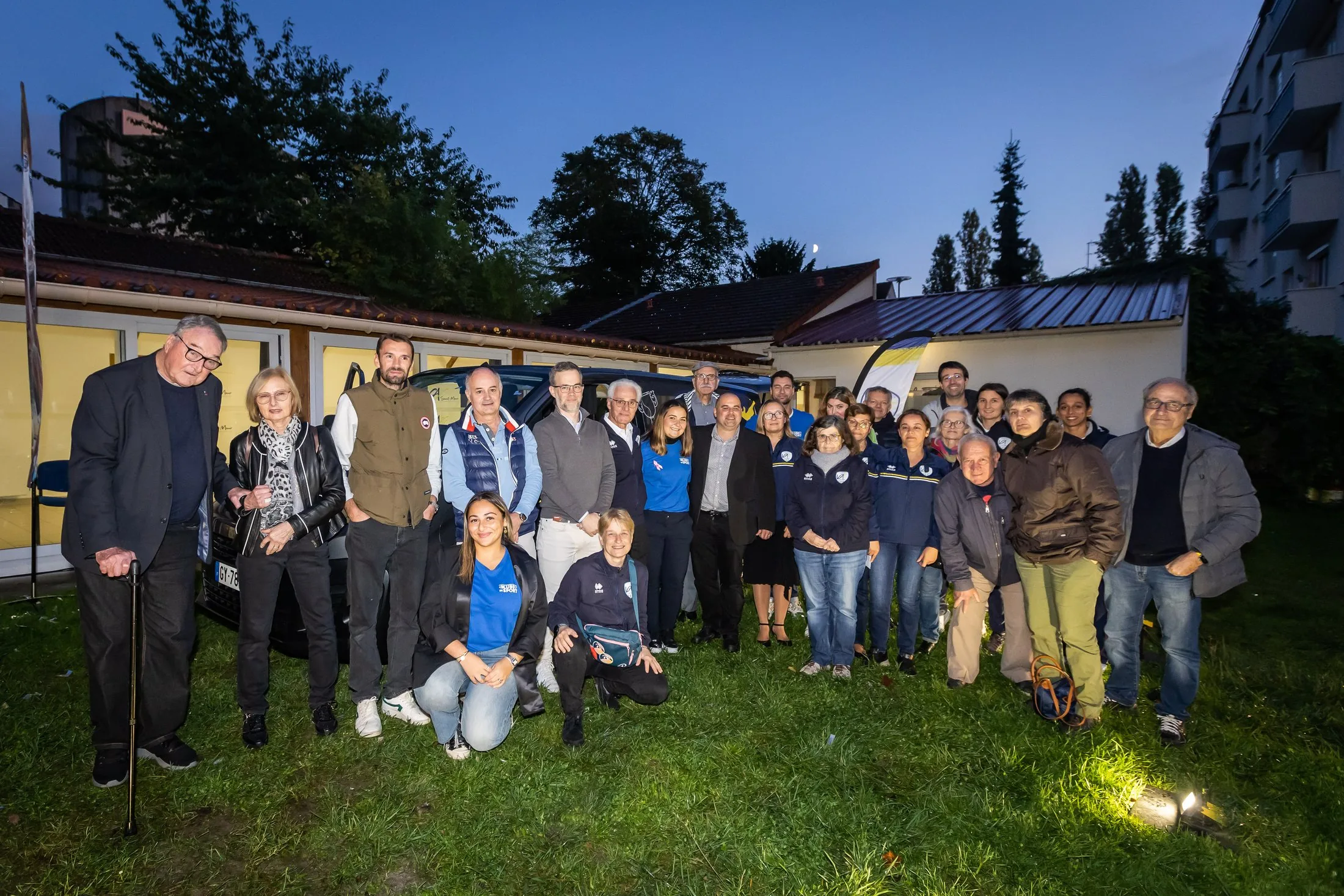 Photo de groupe au crépuscule avec le minibus, Carrefour Saint-Maur-des-Fossés