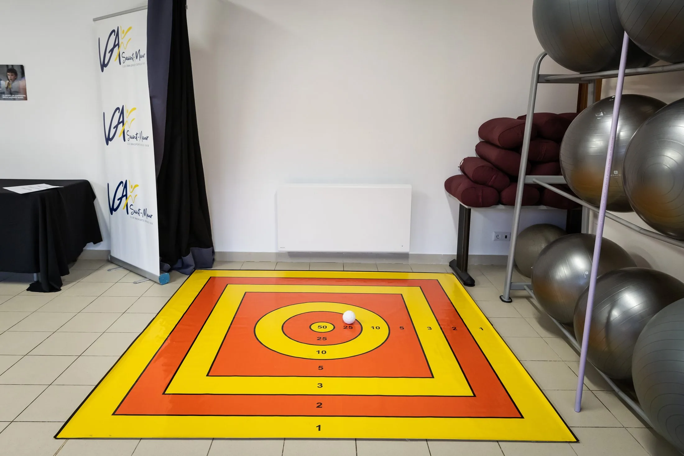 Terrain de boccia installé avant l'arrivée du public, Carrefour Saint-Maur-des-Fossés — Carrefour Clubs de Sport