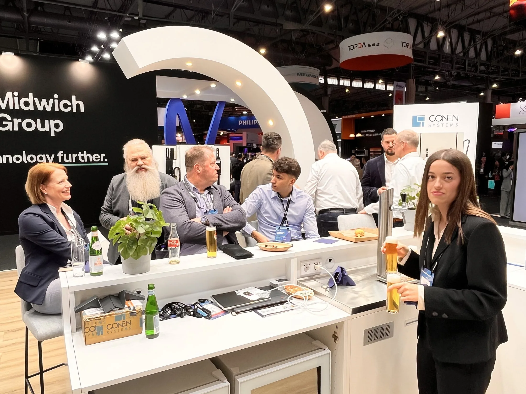 Stand CONEN — salon ISE 2025 — Barcelone — échanges au bar d'accueil