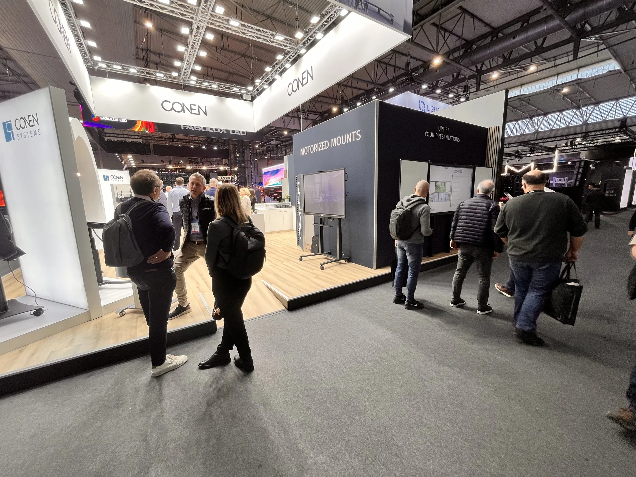 Stand CONEN — salon ISE 2025 — Barcelone — flux de visiteurs autour du stand